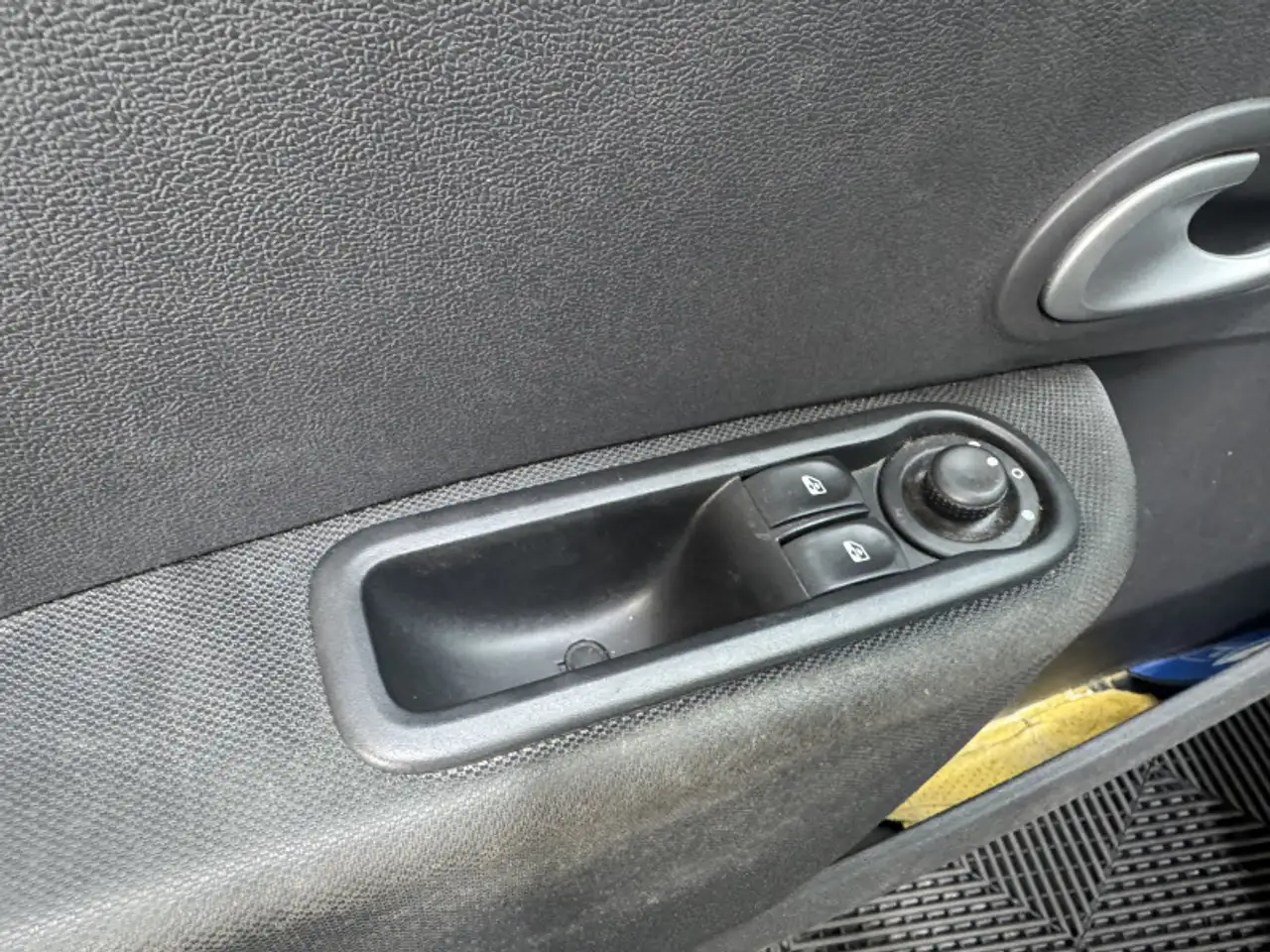 Renault Clio Citadine 3 portes — photo 8