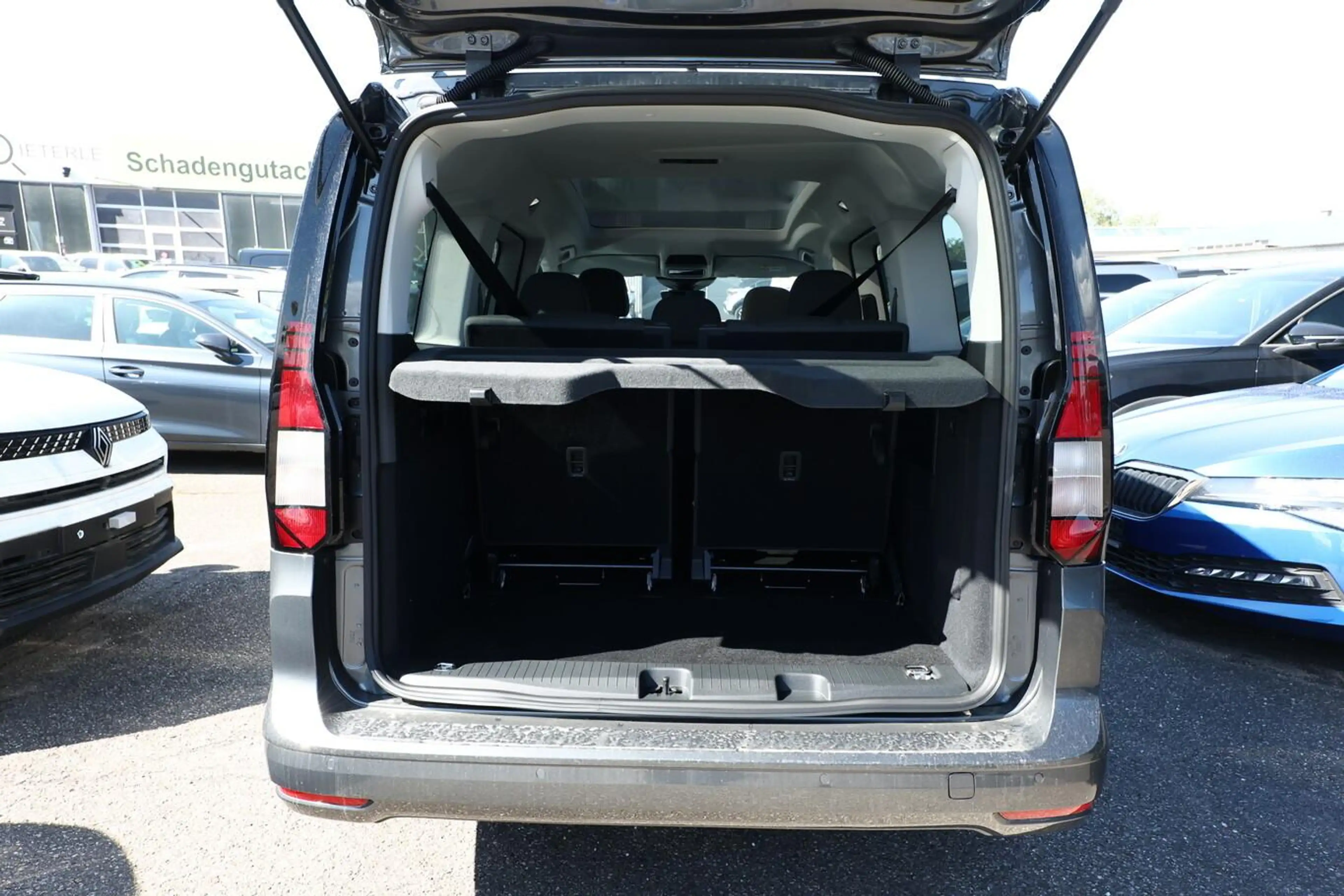 Volkswagen Caddy Maxi Life 7S Pano 16"LM PrivG Dachrel ACC 75 kW... — photo 11