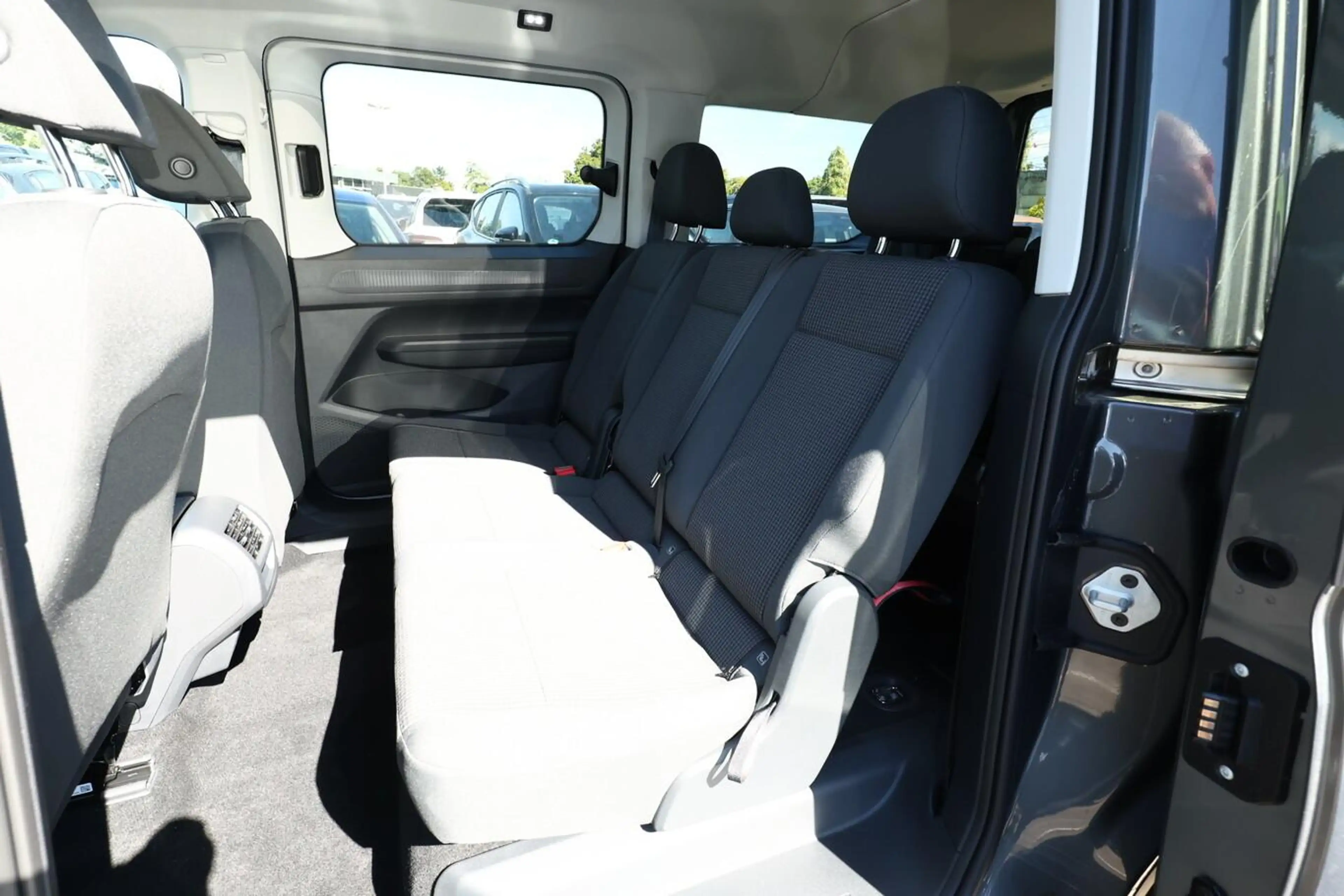 Volkswagen Caddy Maxi Life 7S Pano 16"LM PrivG Dachrel ACC 75 kW... — photo 10