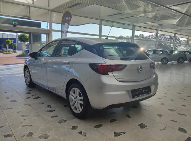 Opel Astra view 5