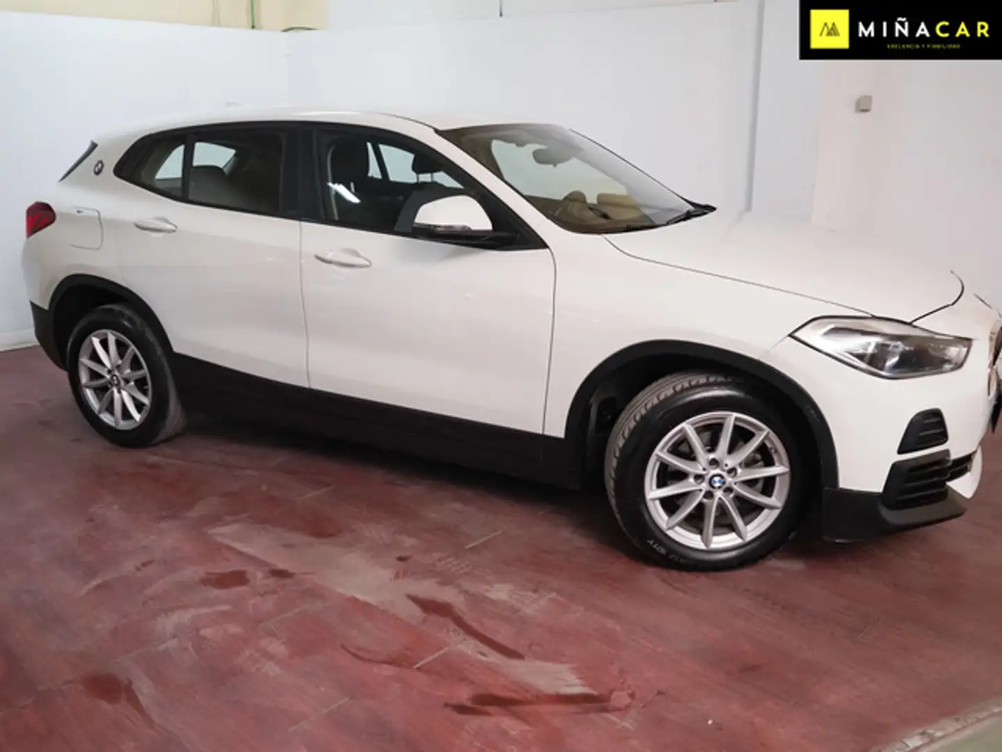 BMW X2 sDrive 16d Bílá - 2
