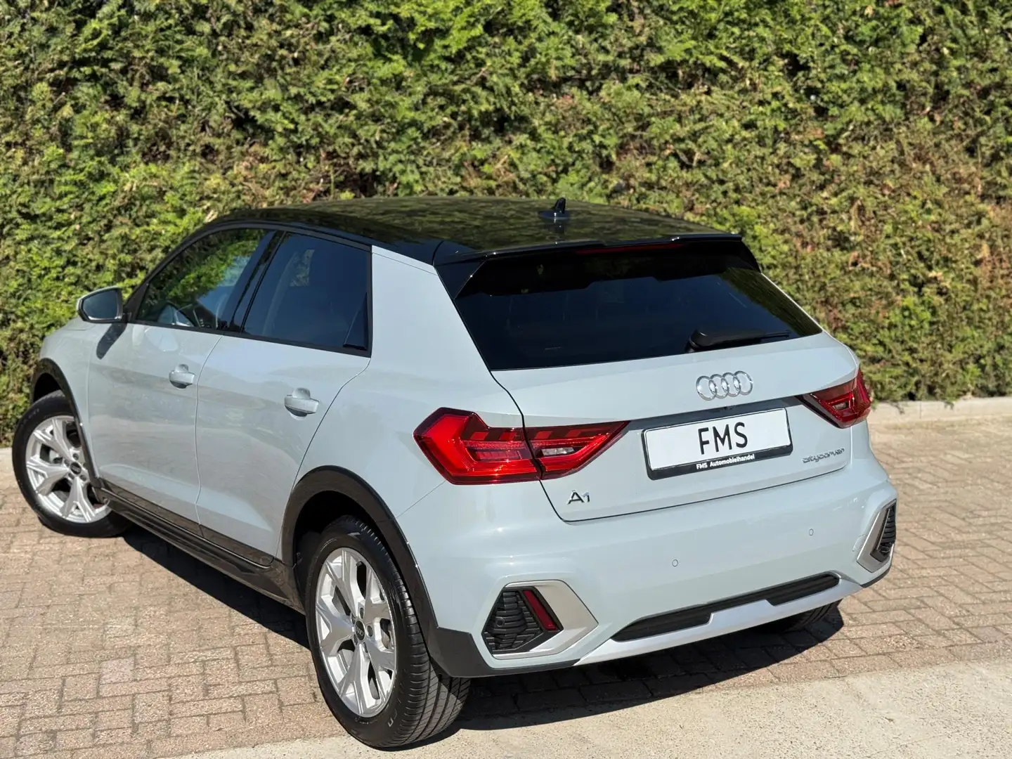 Audi A1 CityCarver 30 TFSI 2x S-Line Camera CarPlay Grijs - 2