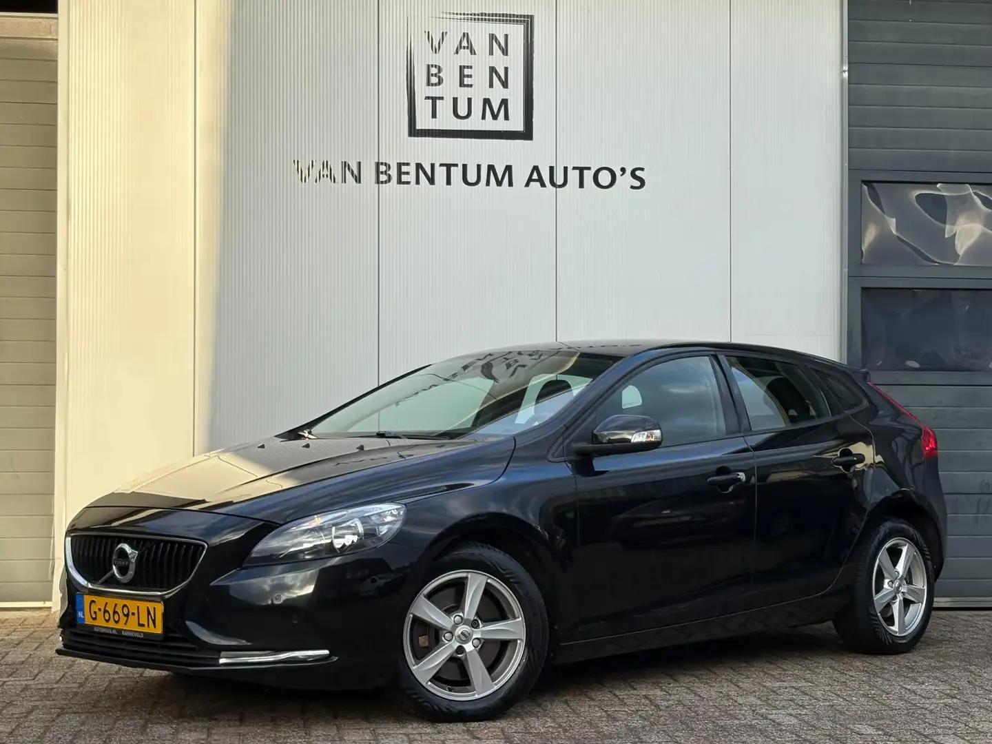 Volvo V40 2.0 D3 Autom. Navi Camera Clima Cruise EURO 6 Noir - 1