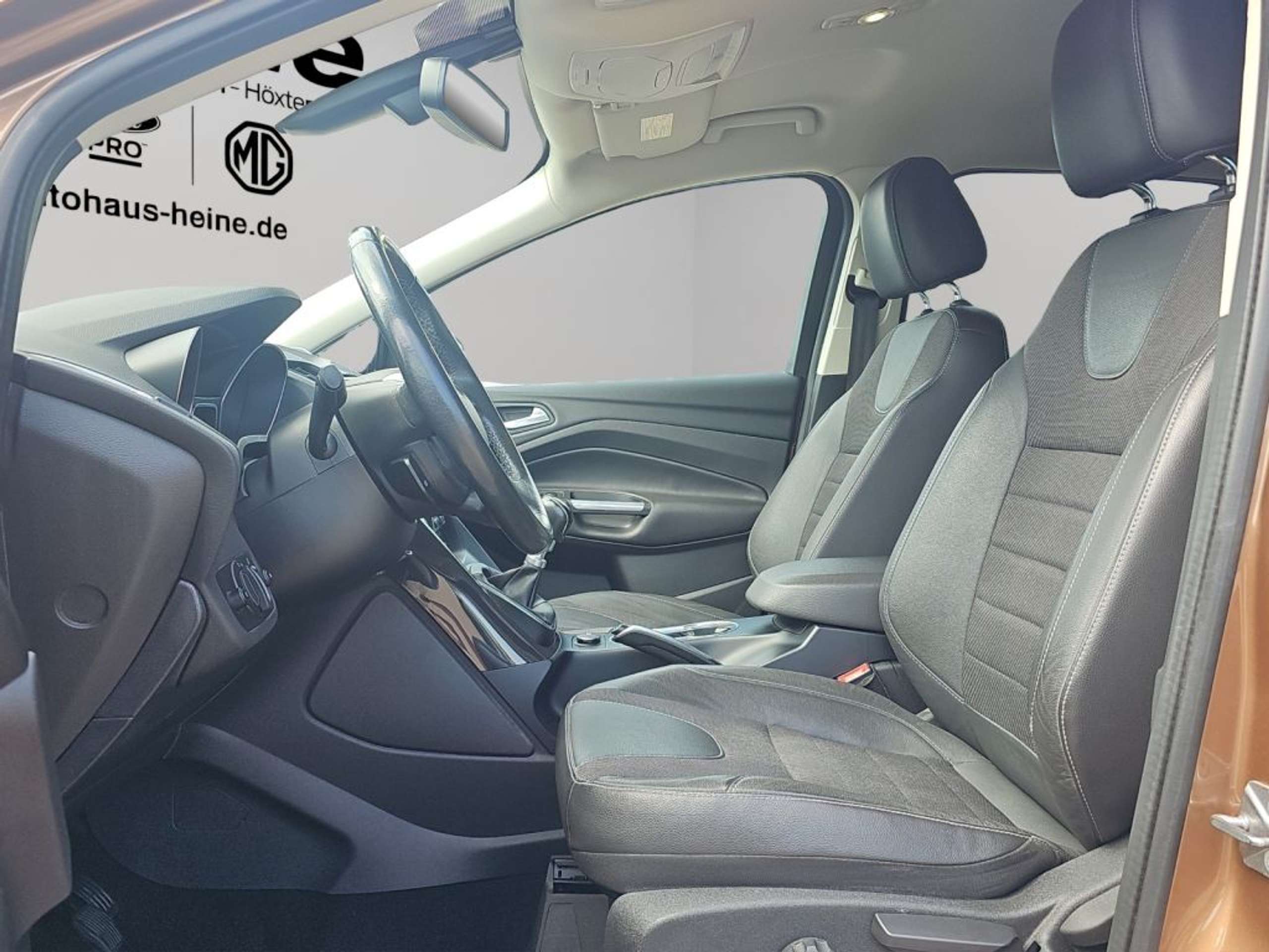 Fahrzeugabbildung Ford Kuga 1.6 EcoBoost Titanium *AHK*RFK*EASY-DRIVE-PAKET* - mit KI generiert/bearbeitet