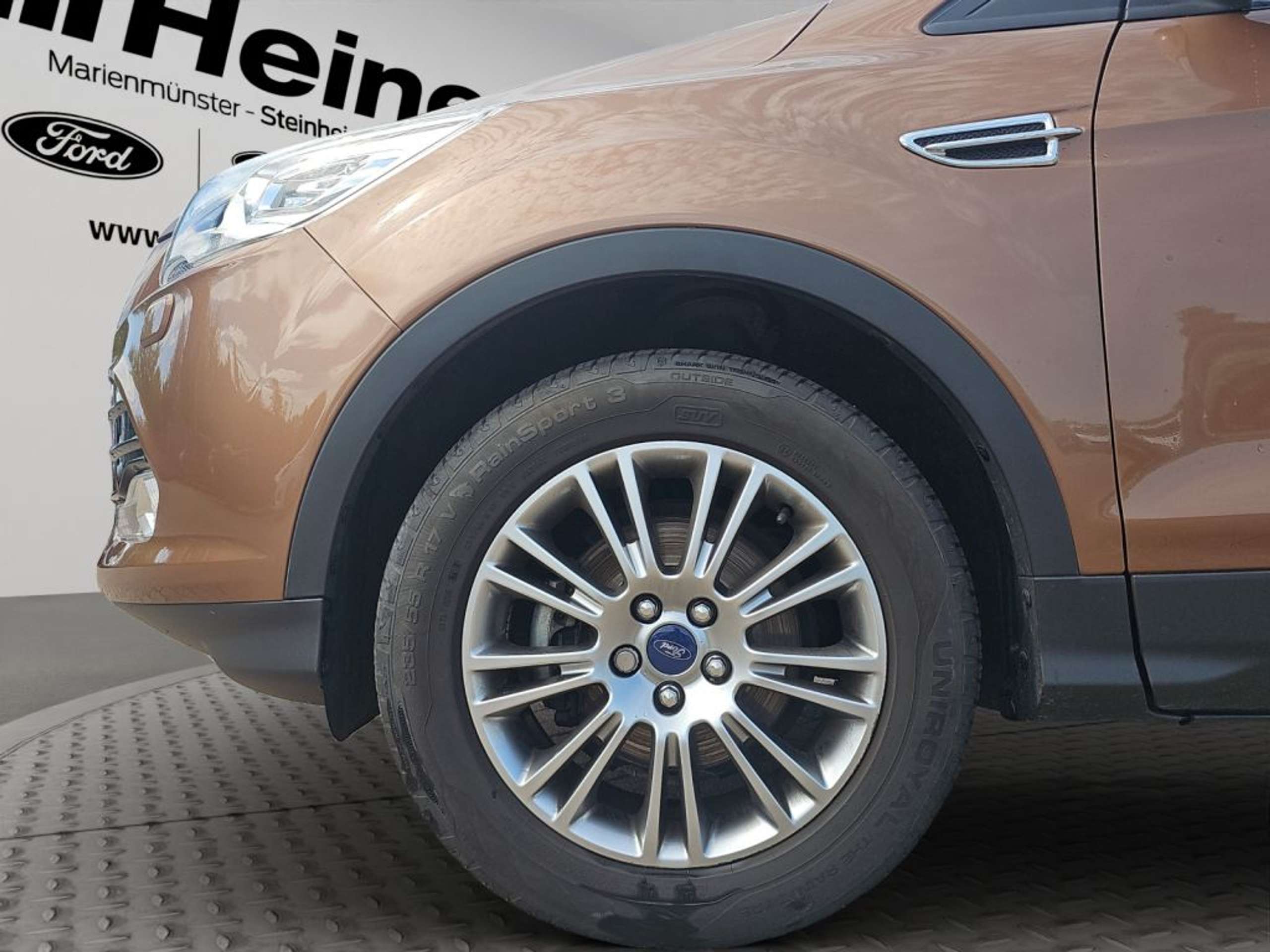 Fahrzeugabbildung Ford Kuga 1.6 EcoBoost Titanium *AHK*RFK*EASY-DRIVE-PAKET* - mit KI generiert/bearbeitet