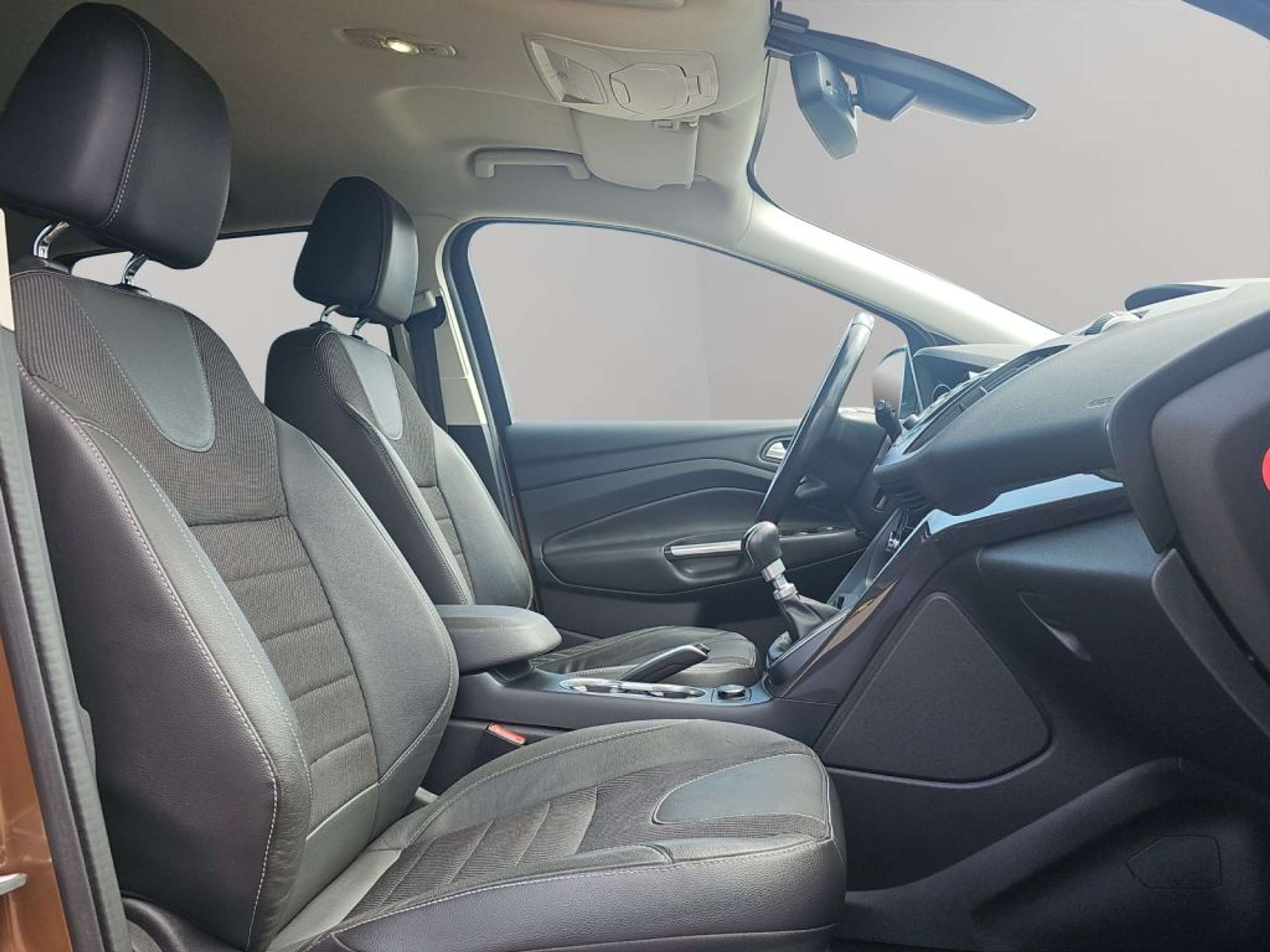 Fahrzeugabbildung Ford Kuga 1.6 EcoBoost Titanium *AHK*RFK*EASY-DRIVE-PAKET* - mit KI generiert/bearbeitet