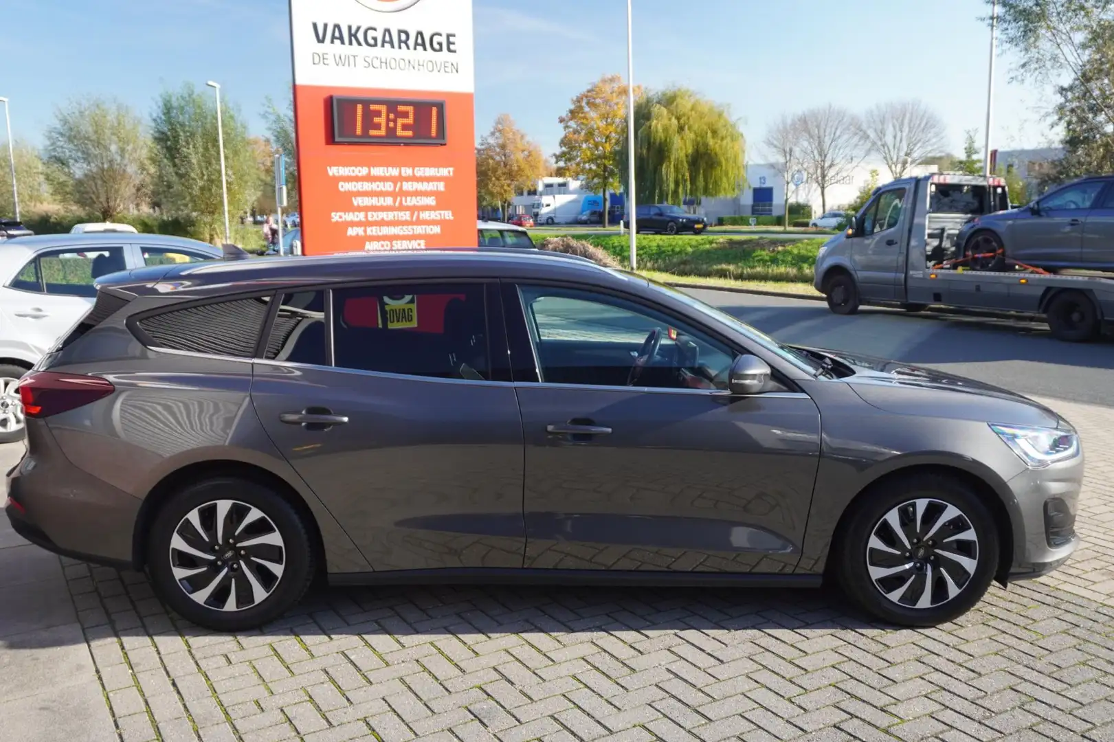 Ford Focus Wagon 1.0 EcoBoost Hybrid Titanium Style / Trekhaa Grijs - 2