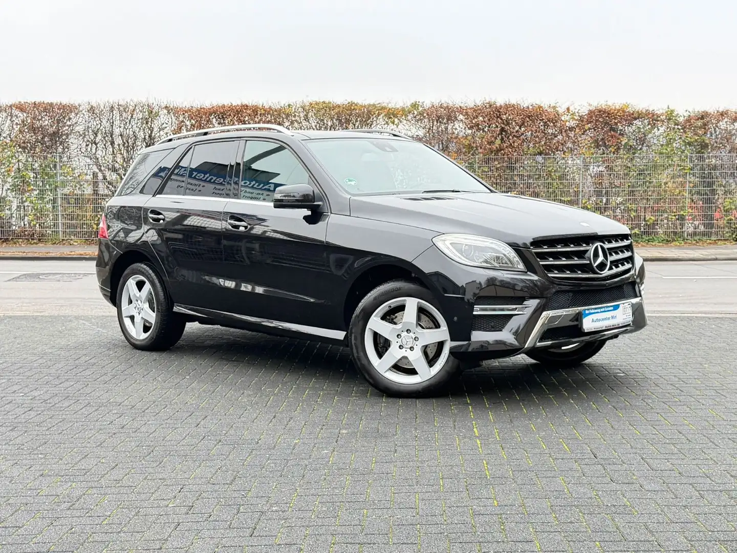 Mercedes-Benz ML 350 CDI BlueTec AMG Line -Kamera-Pano-AHK-IL Schwarz - 1