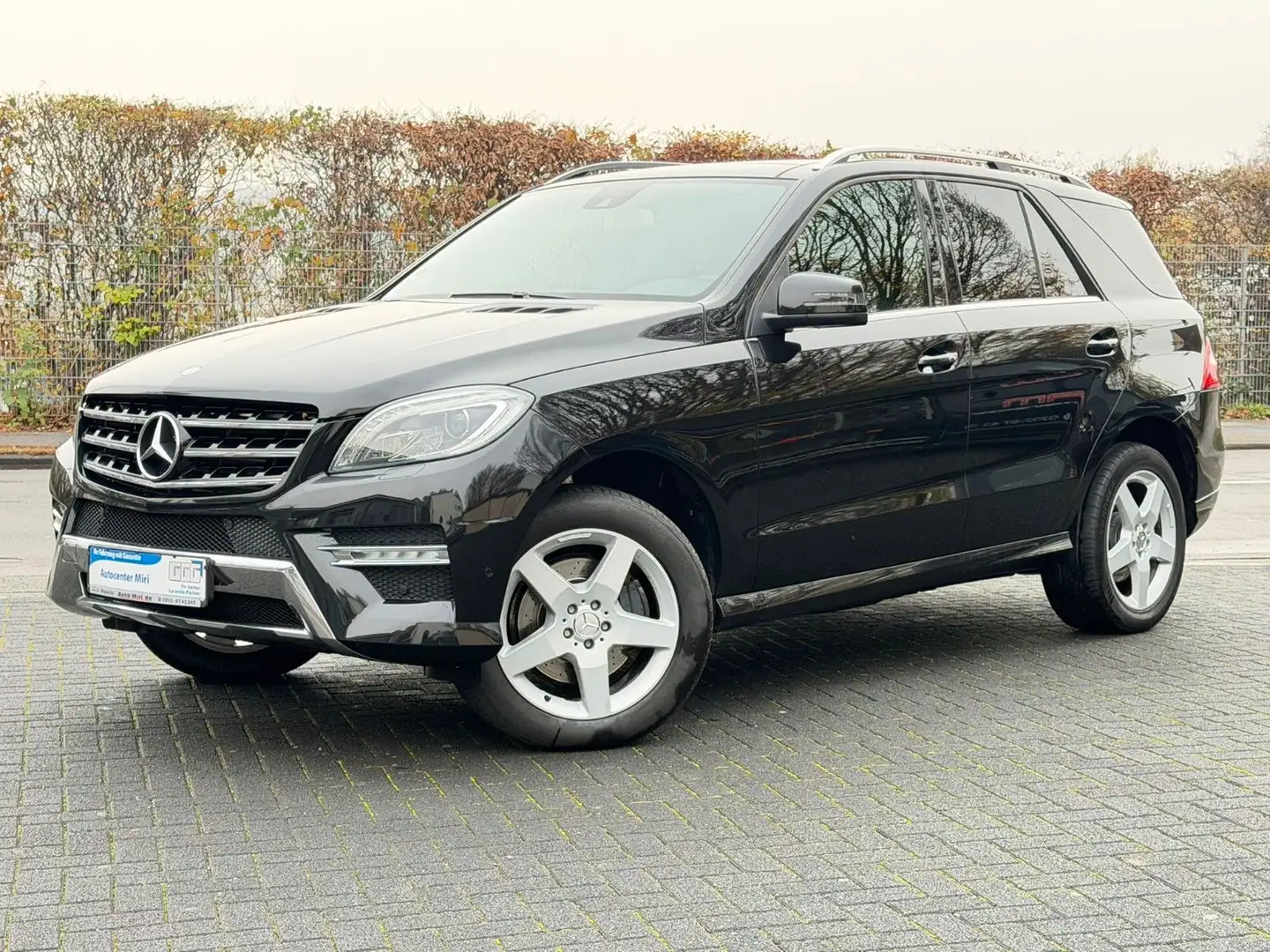 Mercedes-Benz ML 350 CDI BlueTec AMG Line -Kamera-Pano-AHK-IL Schwarz - 2