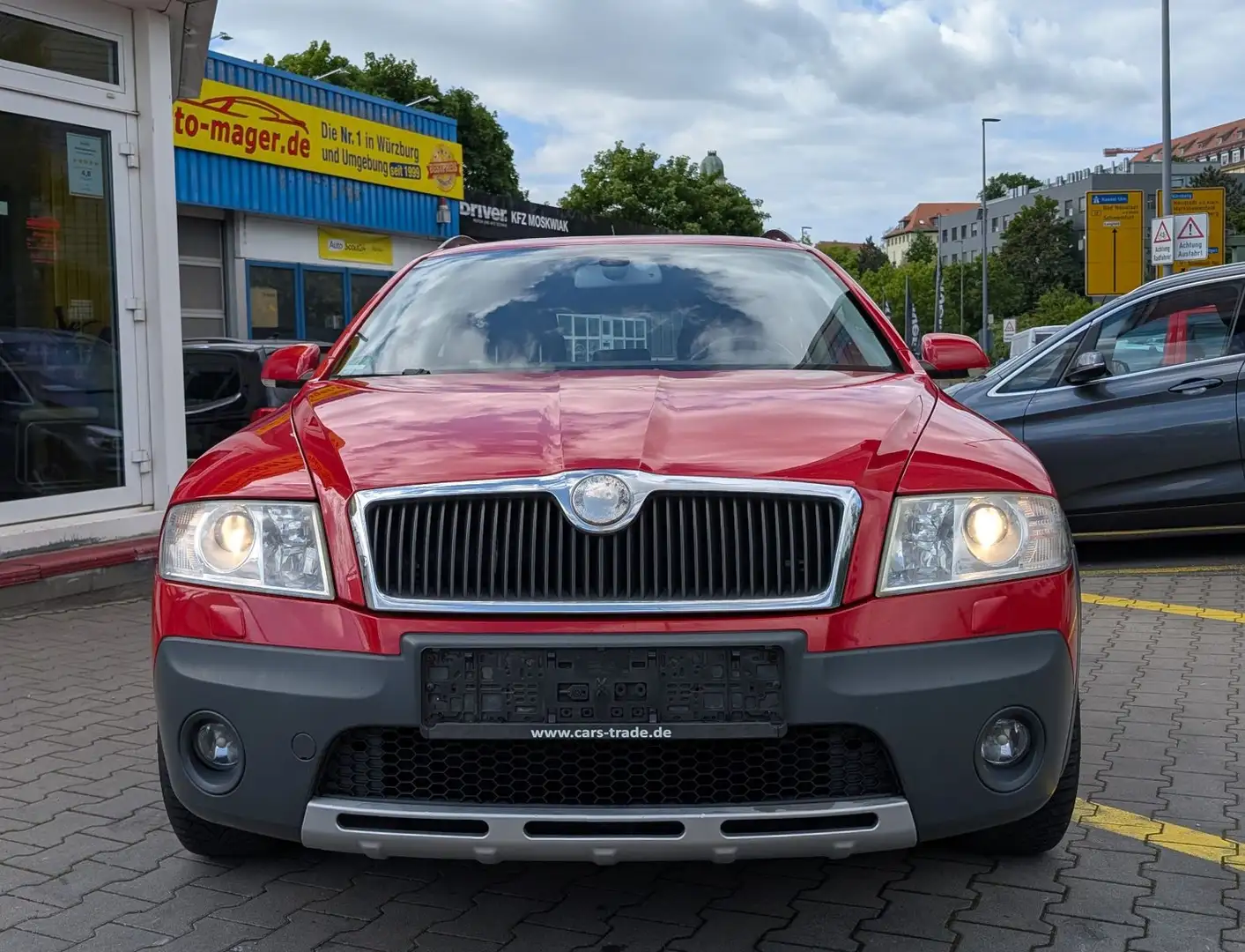 Skoda Octavia Scout 4x4 2.0TDI*2Hd*Temp*4xShz*AHK*PDC* Rouge - 2