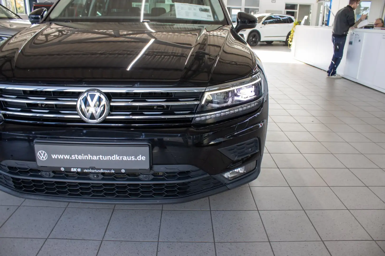 Volkswagen Tiguan Sound 4 motion 2,0 l TDI SCR 140 kW 7-Gang Zwart - 2