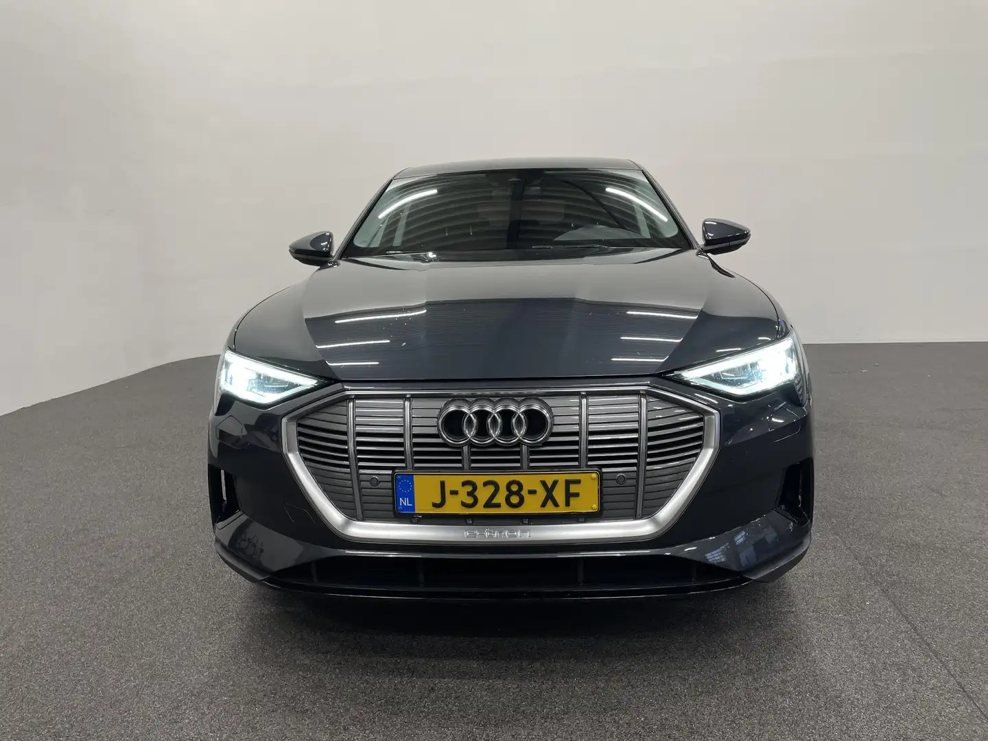 Audi e-tron 50 Quattro Edition 71 kWh Airco ECC Navi Cruise Co Grijs - 2