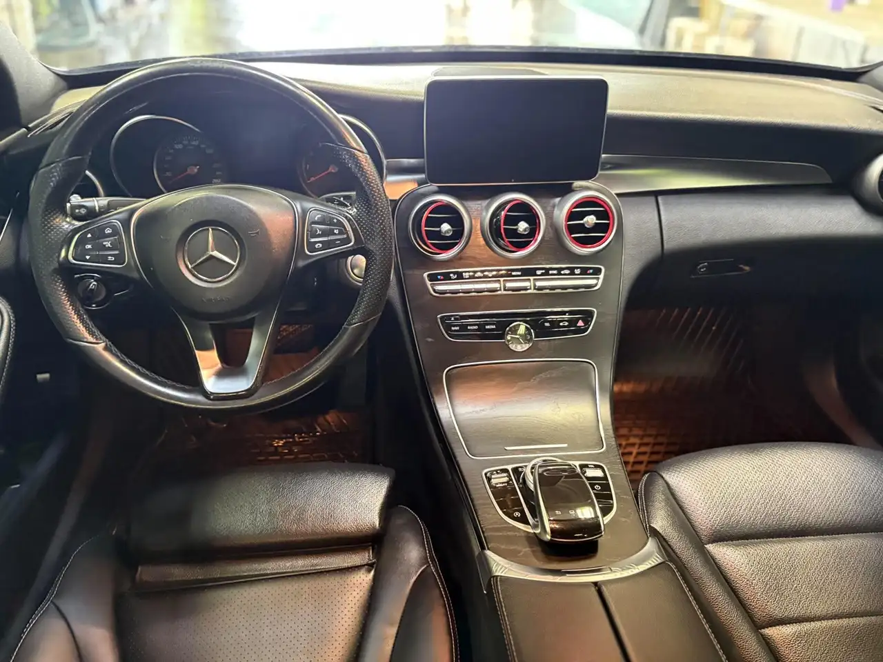 Mercedes-Benz C-Class снимка Mercedes-Benz C-Class