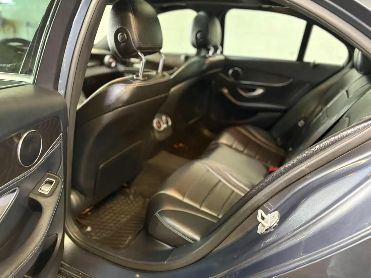 Mercedes-Benz C-Class снимка Mercedes-Benz C-Class