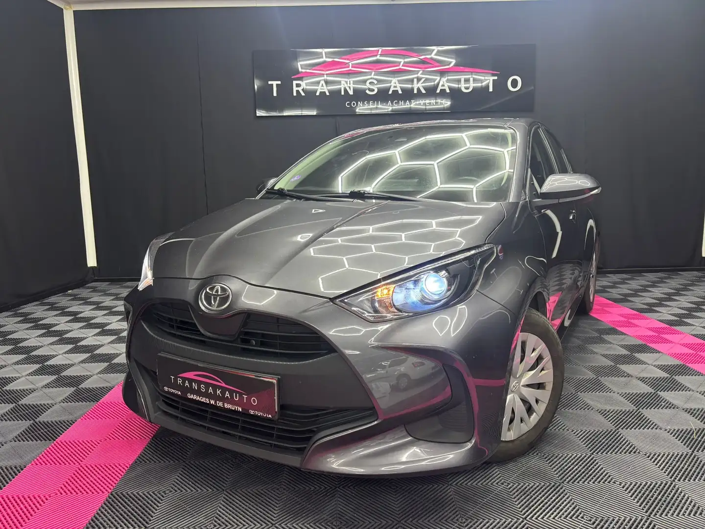 Toyota Yaris Yaris 1.0i ESSENCE/GARANTIE 12 MOIS/EURO 6D Gris - 1