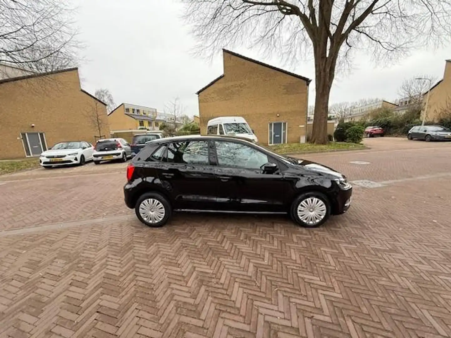 Volkswagen Polo Airco / Bouwjaar 2016 / 124.000 NAP / Mooie auto Zwart - 2