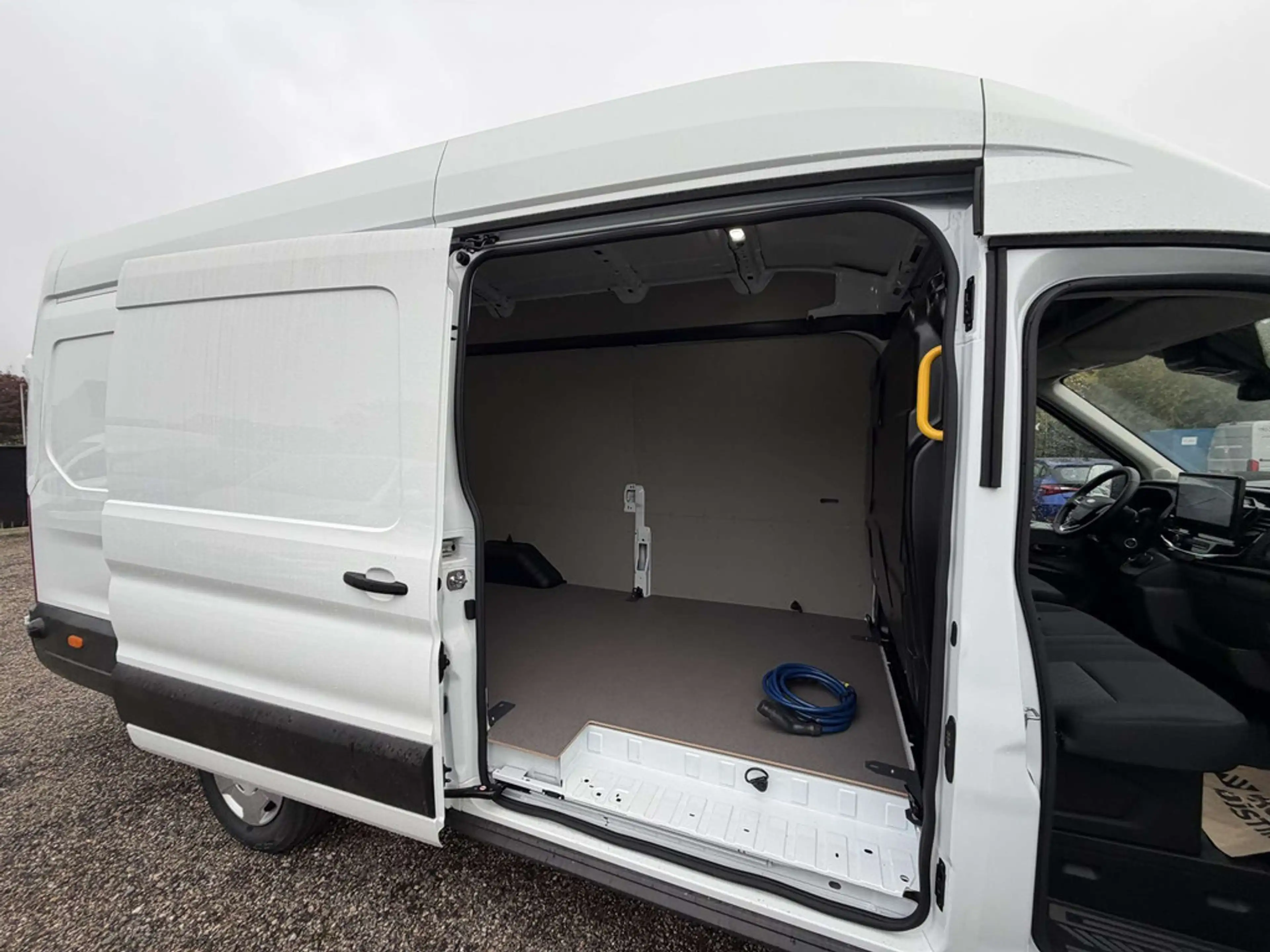 Ford E-Transit 350E L4H3 Electric 92kWh Trend RWD AUT — photo 6