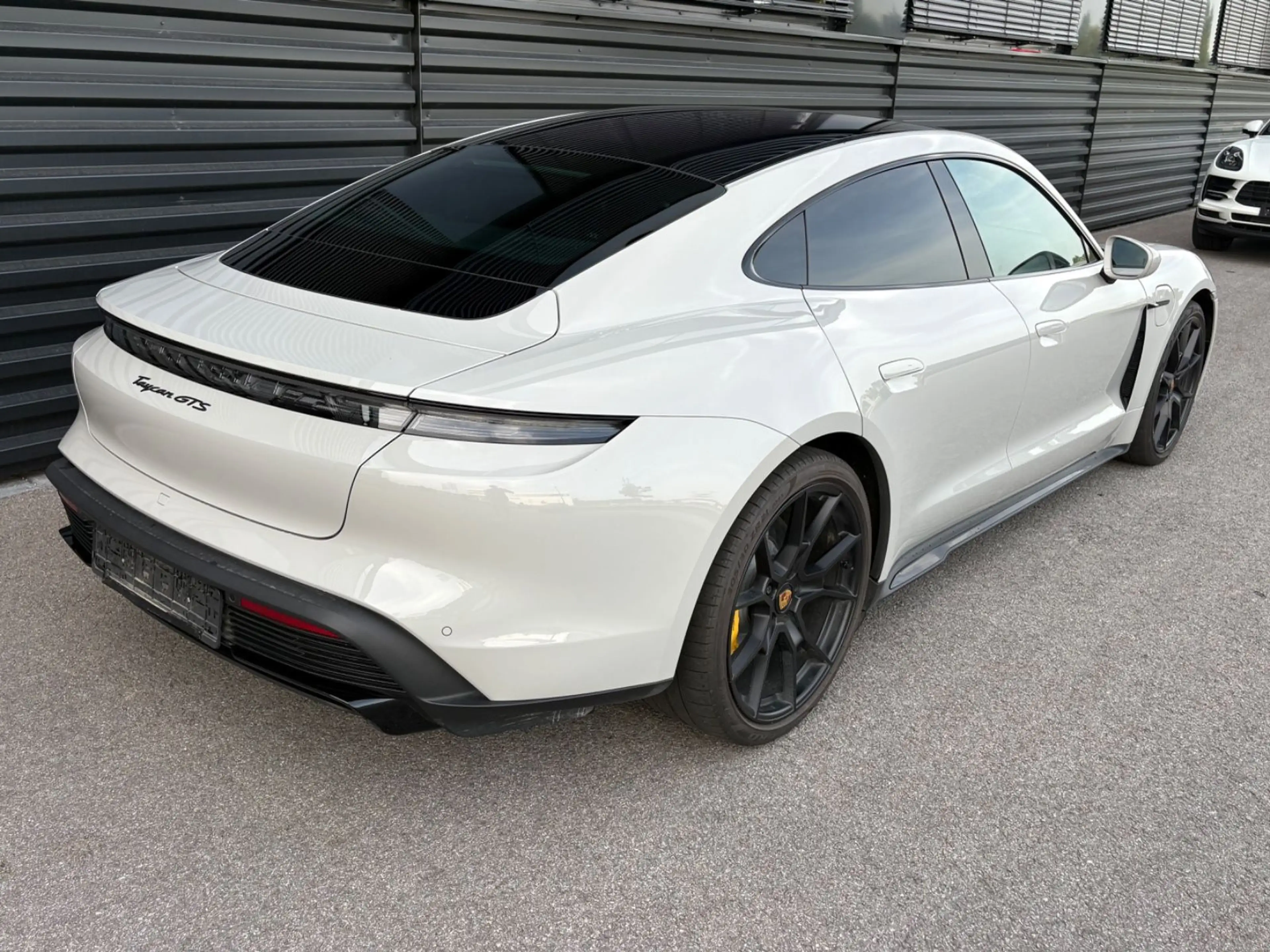 Porsche Taycan GTS-KREIDE-PANO-CHRONO-HAL — photo 10