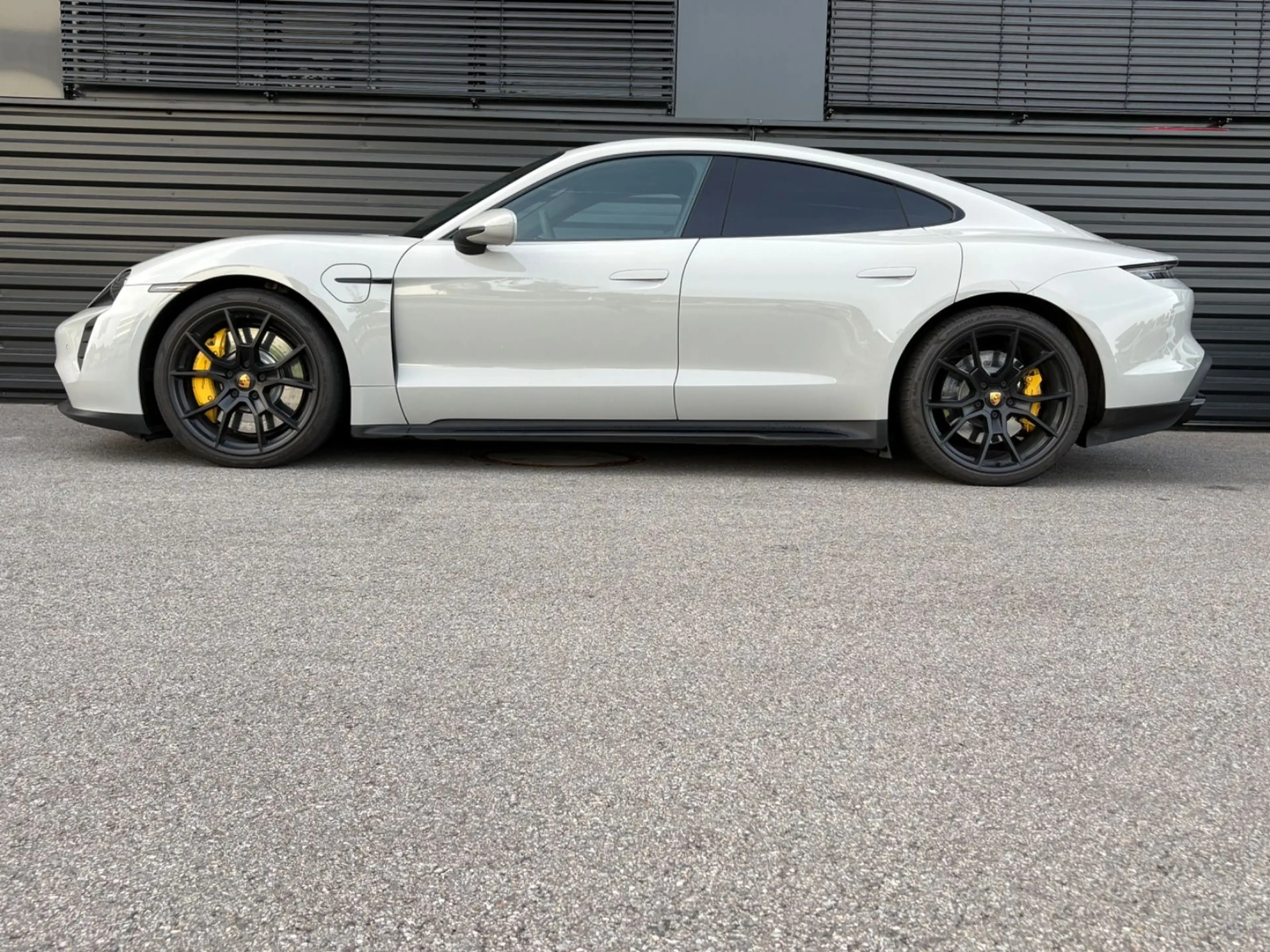 Porsche Taycan GTS-KREIDE-PANO-CHRONO-HAL