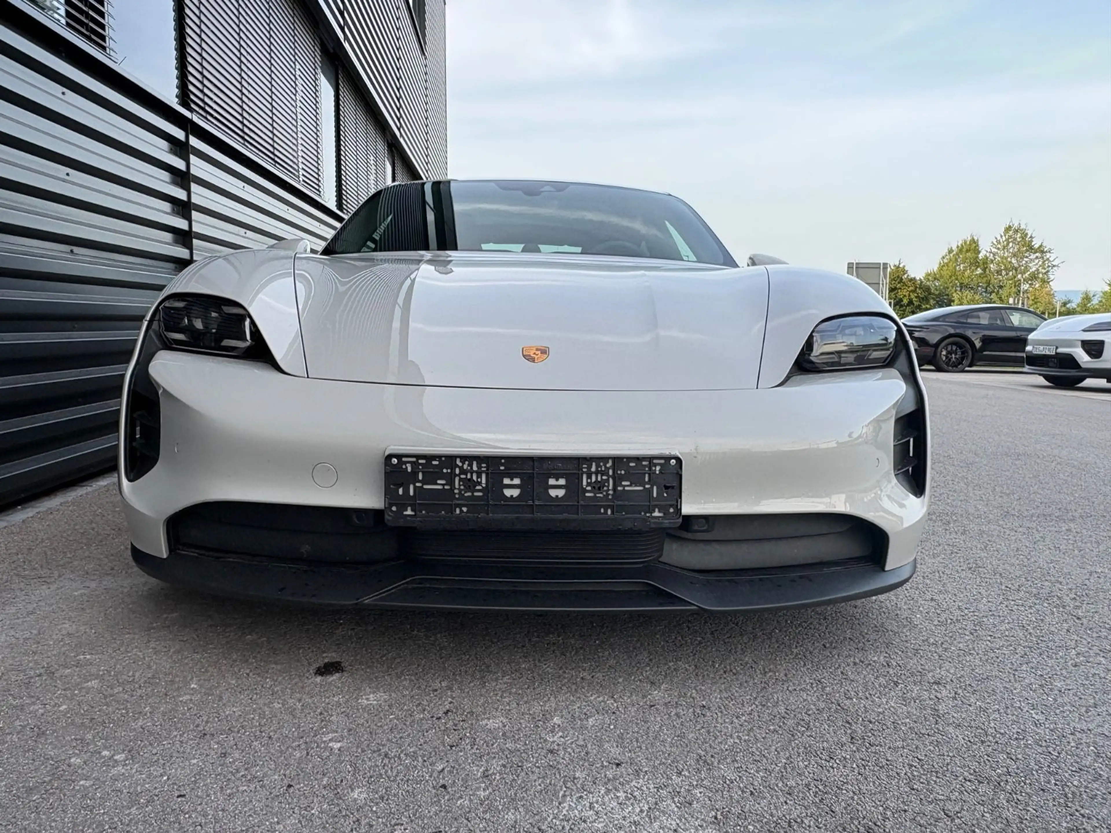 Porsche Taycan GTS-KREIDE-PANO-CHRONO-HAL — photo 6
