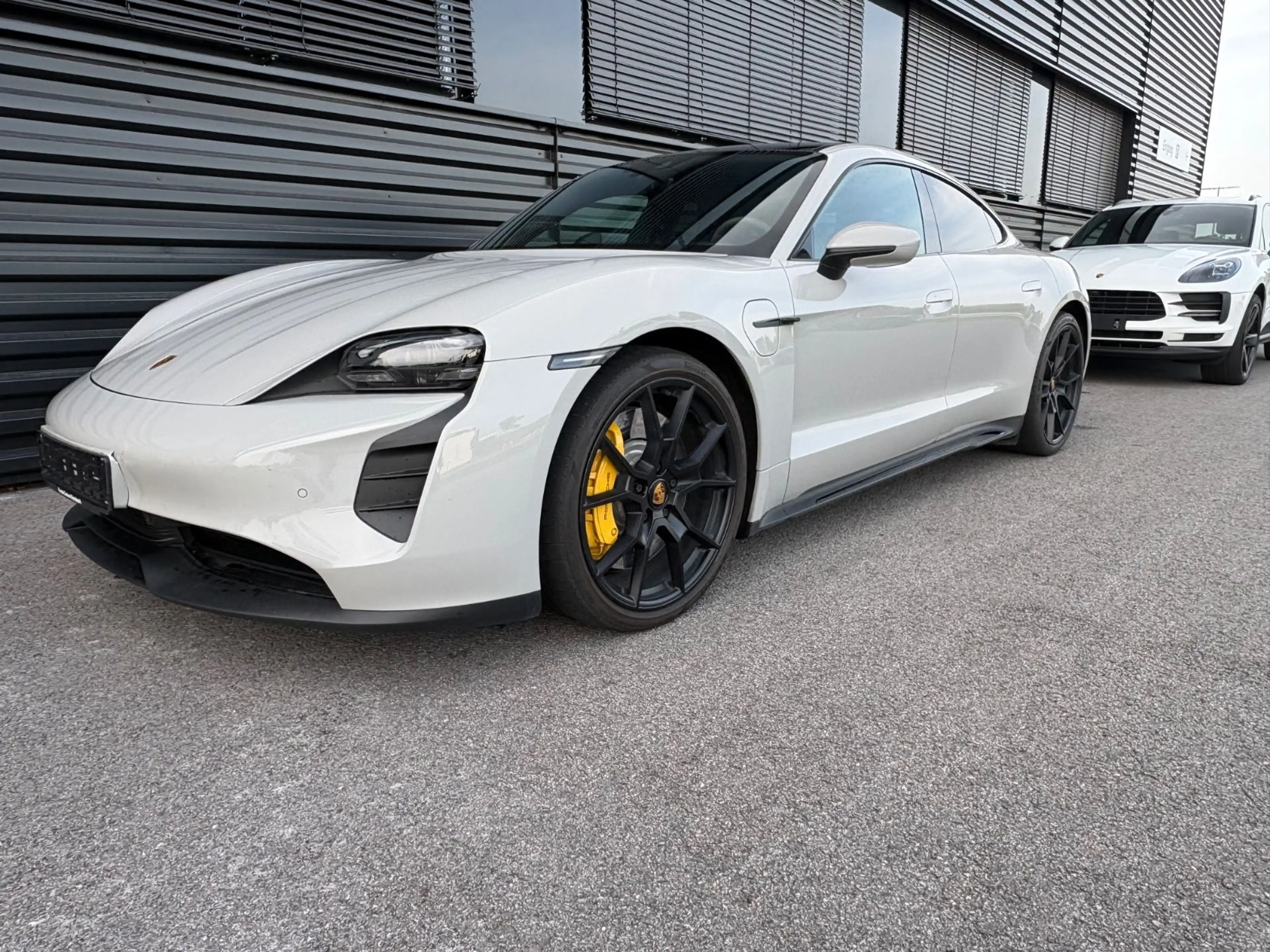 Porsche Taycan GTS-KREIDE-PANO-CHRONO-HAL — photo 5