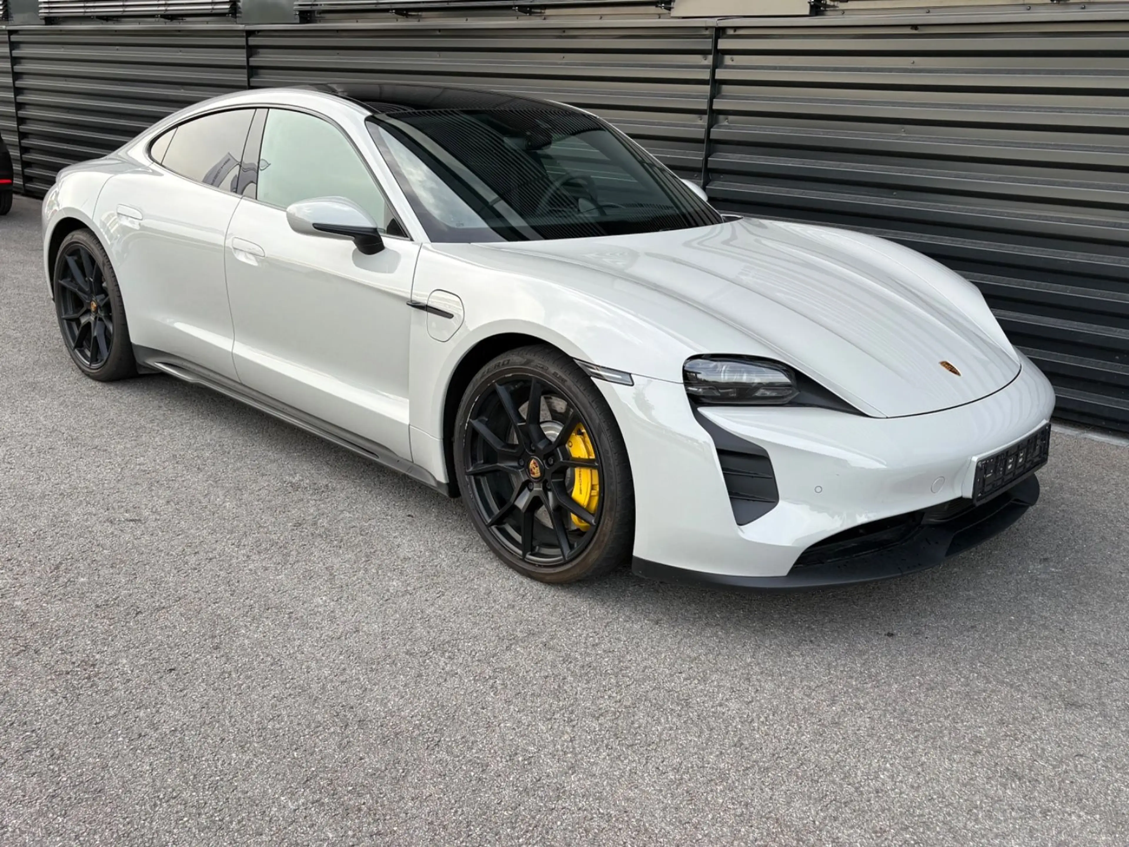 Porsche Taycan GTS-KREIDE-PANO-CHRONO-HAL — photo 8