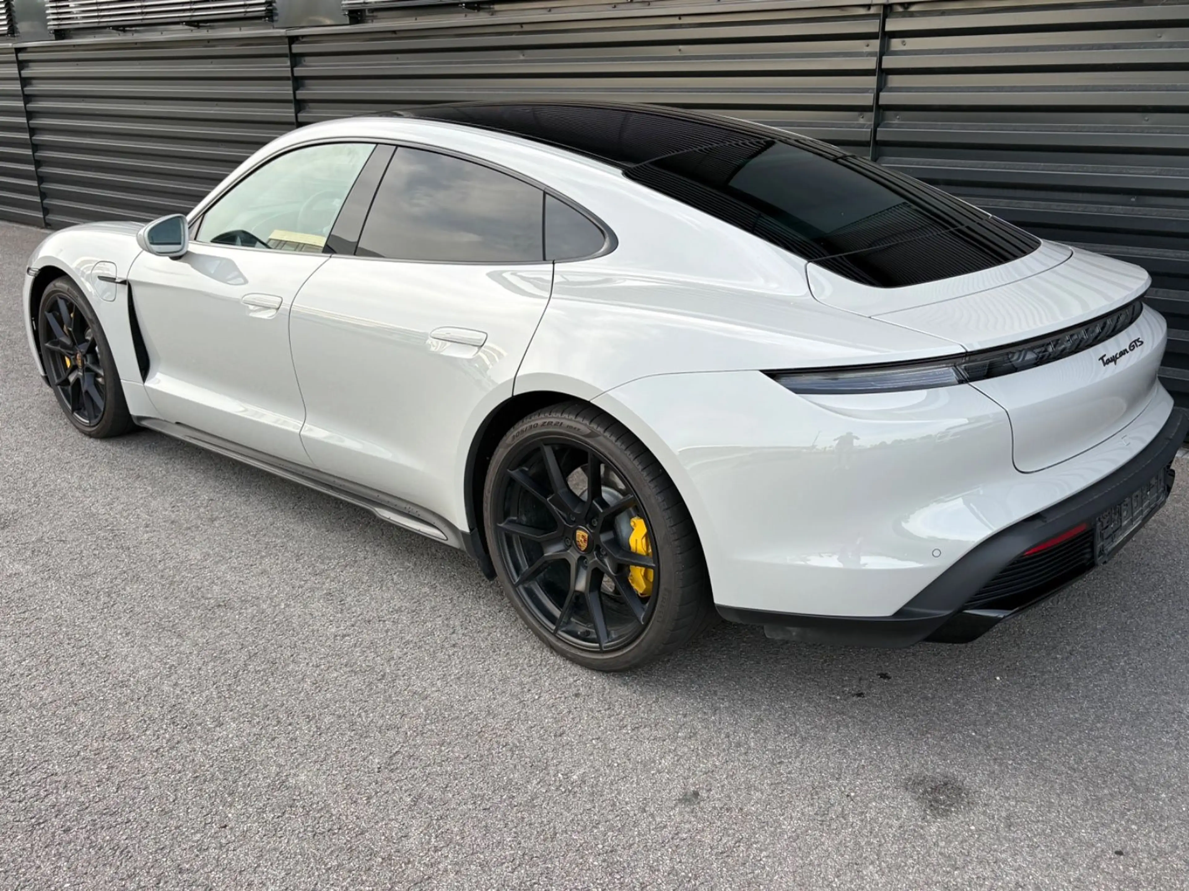 Porsche Taycan GTS-KREIDE-PANO-CHRONO-HAL — photo 3
