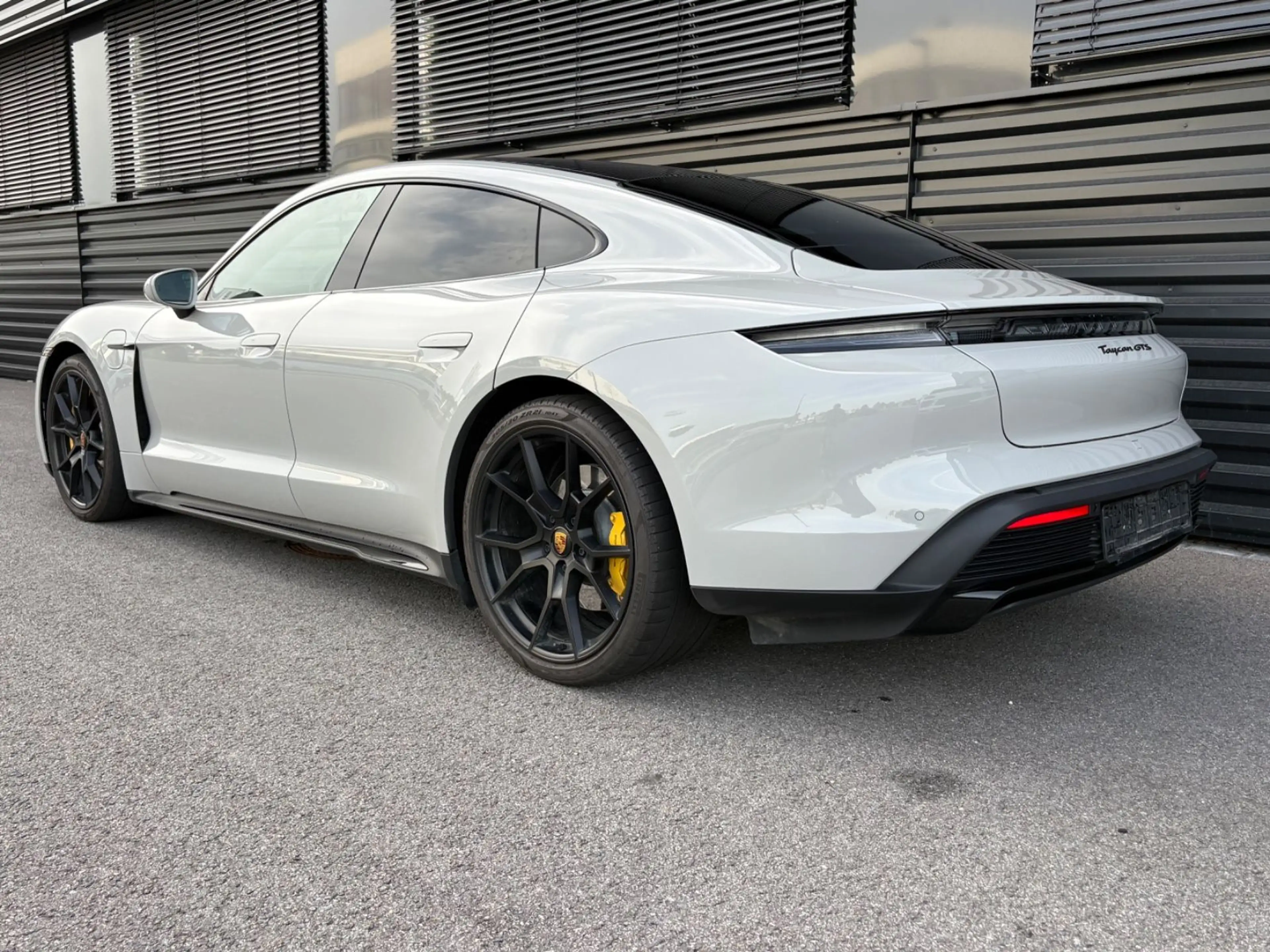Porsche Taycan GTS-KREIDE-PANO-CHRONO-HAL — photo 2