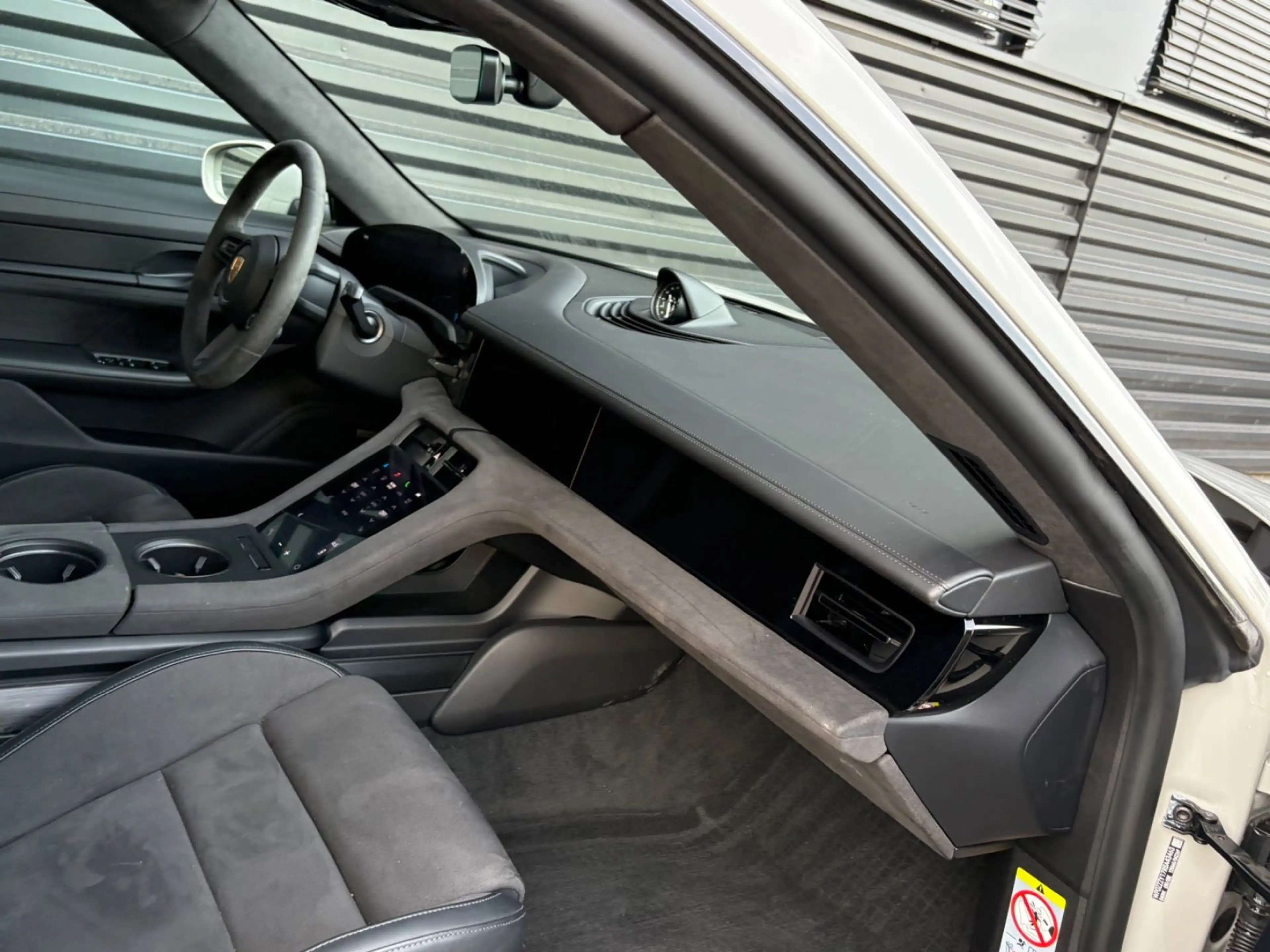 Porsche Taycan GTS-KREIDE-PANO-CHRONO-HAL — photo 15