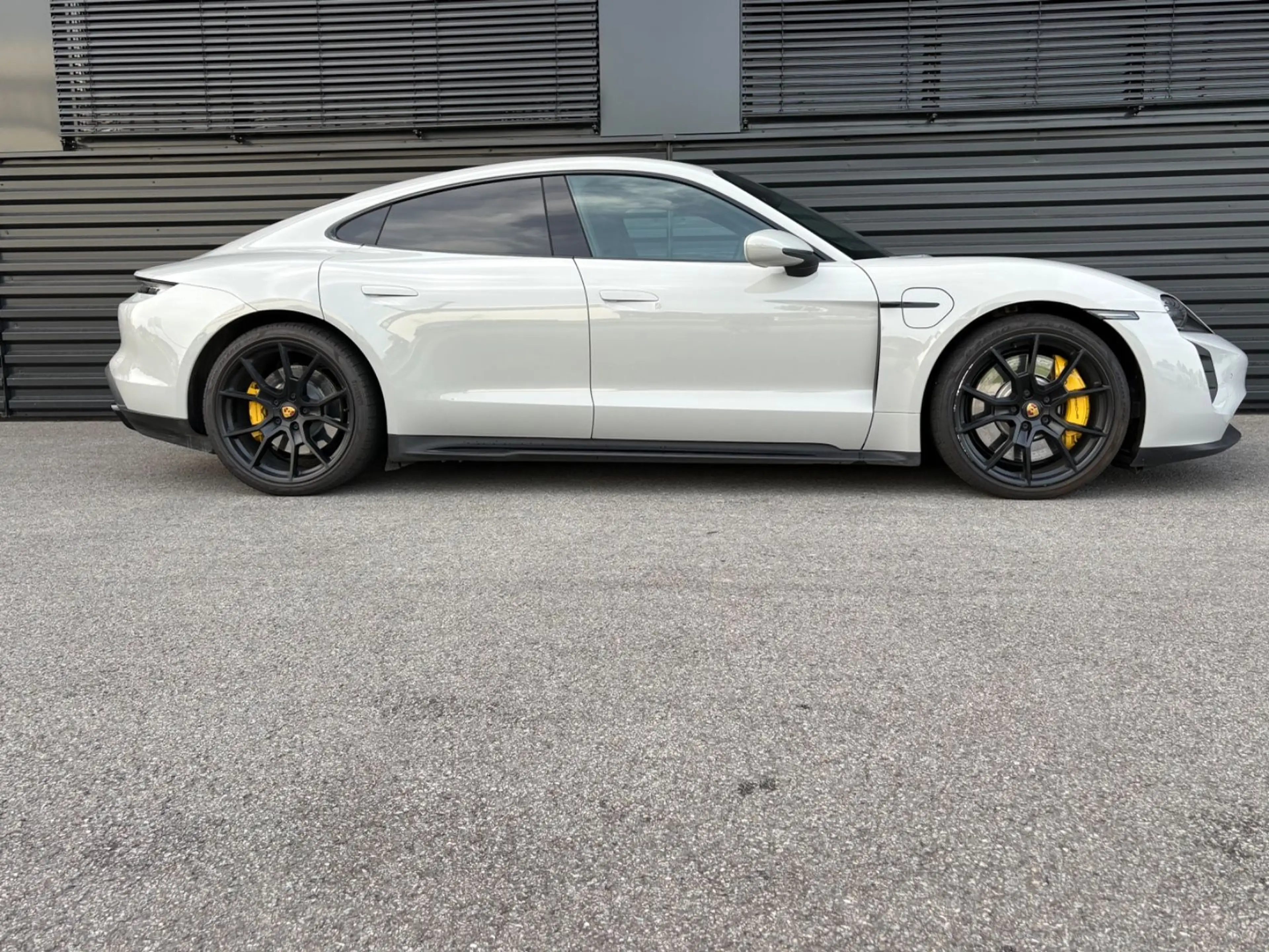 Porsche Taycan GTS-KREIDE-PANO-CHRONO-HAL — photo 9