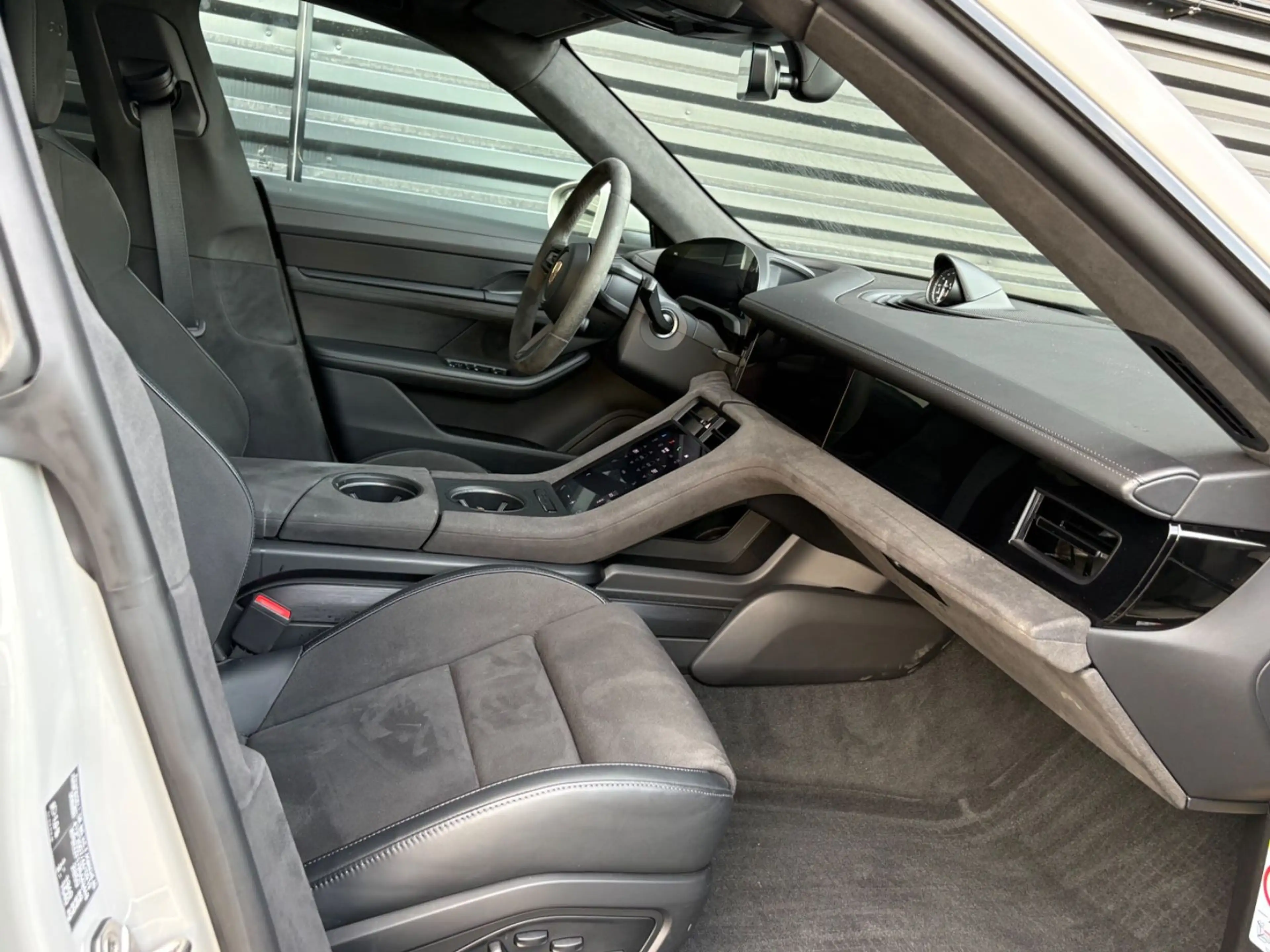 Porsche Taycan GTS-KREIDE-PANO-CHRONO-HAL — photo 13