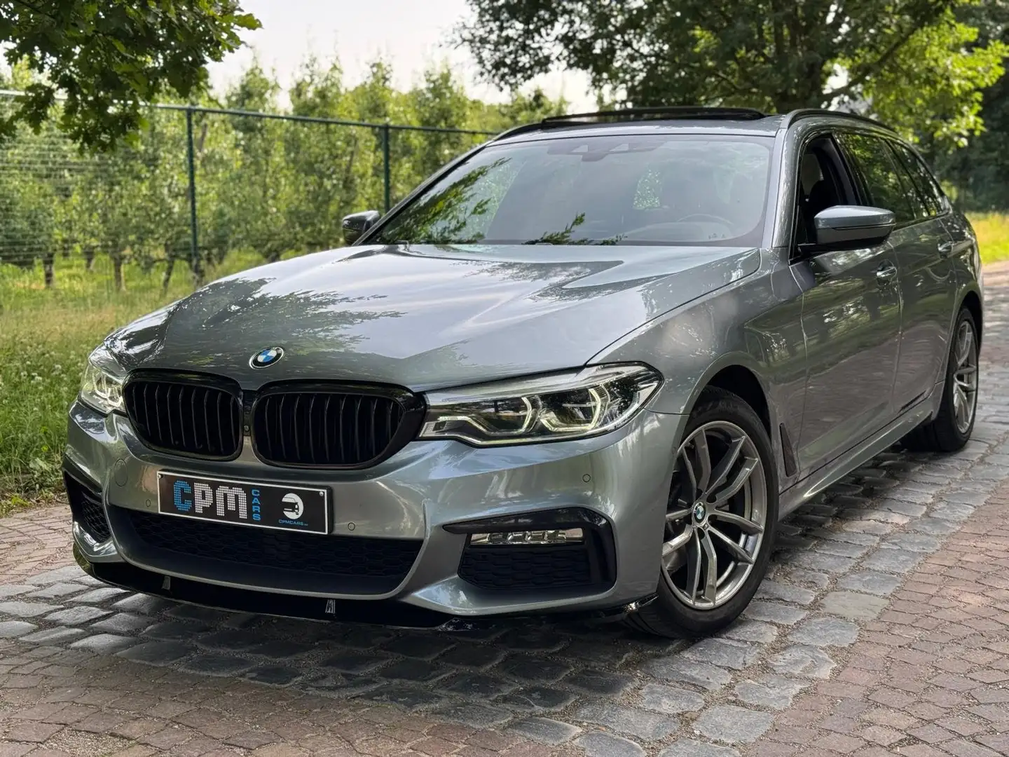 BMW 520 dA * M - PACK * FULL HISTORIEK * 1ST EIG * PANO * Grijs - 1