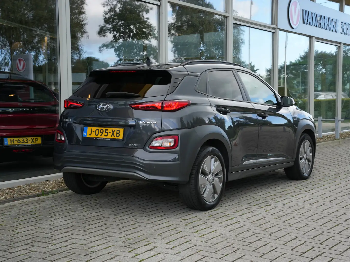 Hyundai KONA EV Fashion 64 kWh 3 Fase | SoH 100% | Navigatie | Gris - 2