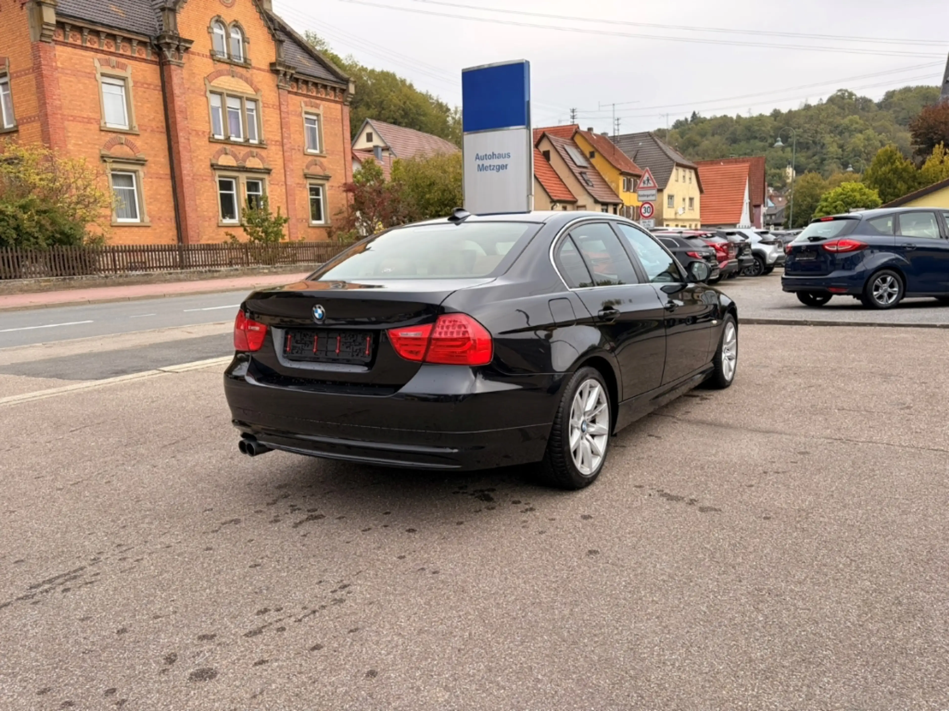 BMW 325 325i +Leder +Automatik +Facelift +Einparksensoren — photo 3