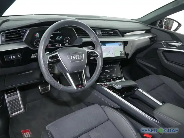 Audi SQ8 e-tron view 8