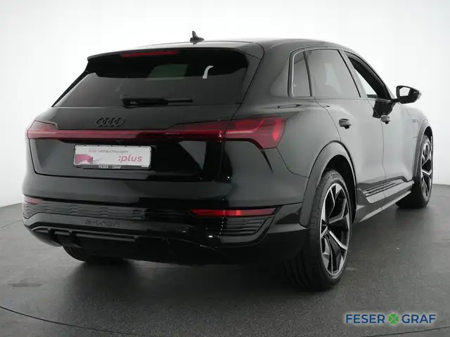 Audi SQ8 e-tron view 4