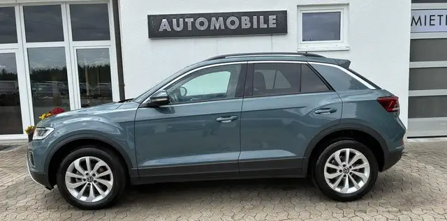 Volkswagen T-Roc view 3