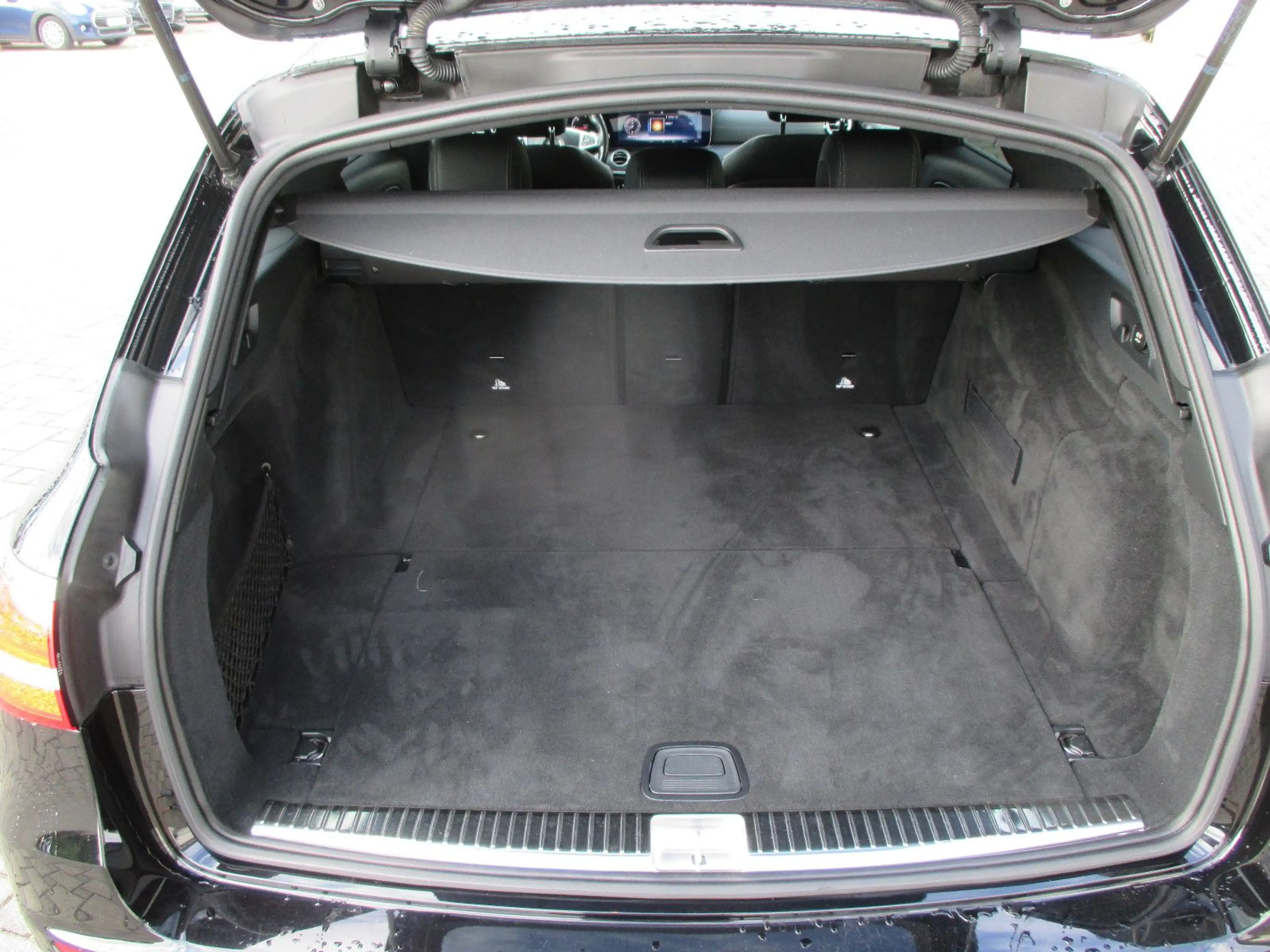 Mercedes-Benz E 350 d T Autom. AMG Line — photo 12