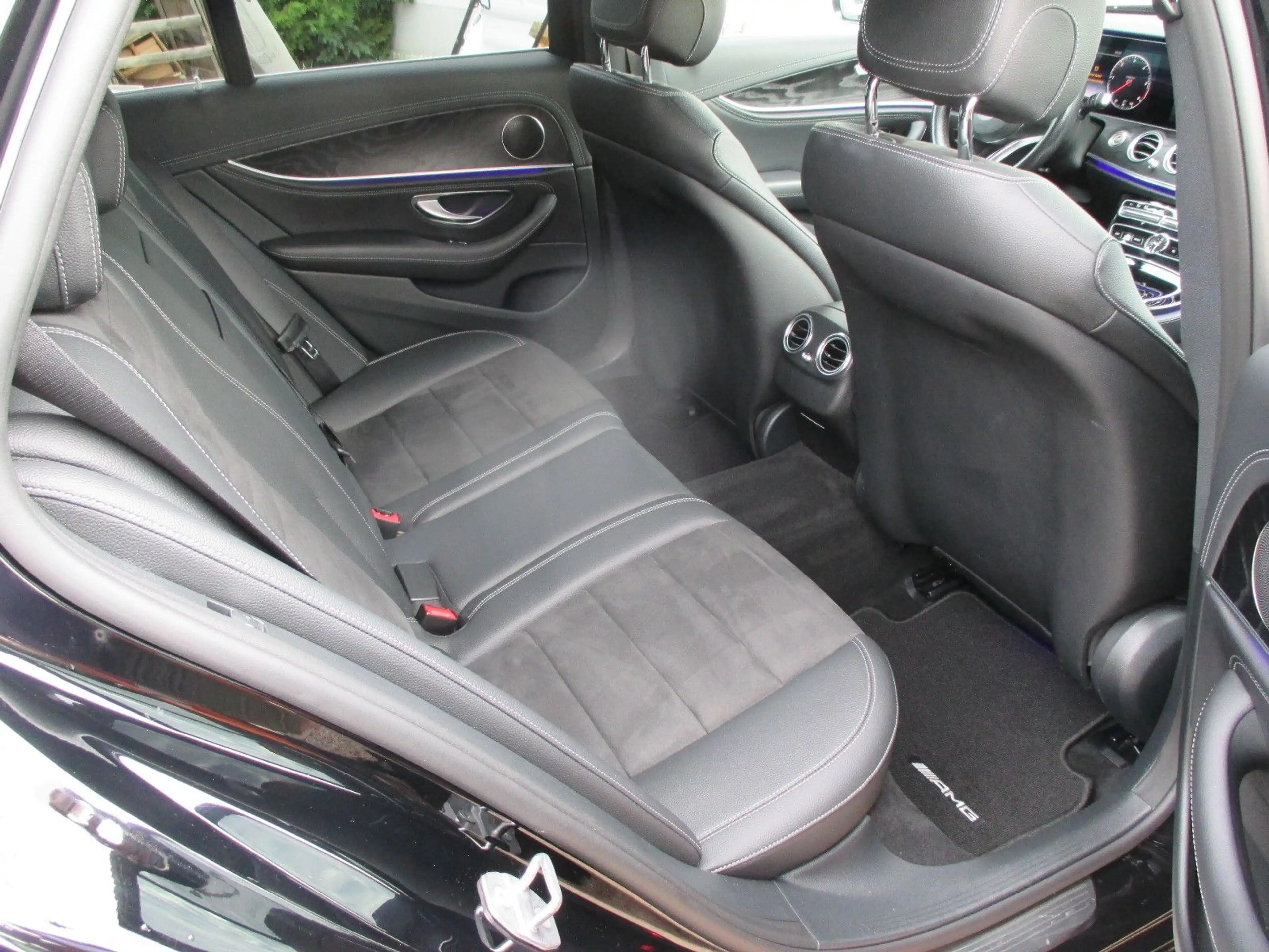 Mercedes-Benz E 350 d T Autom. AMG Line — photo 9