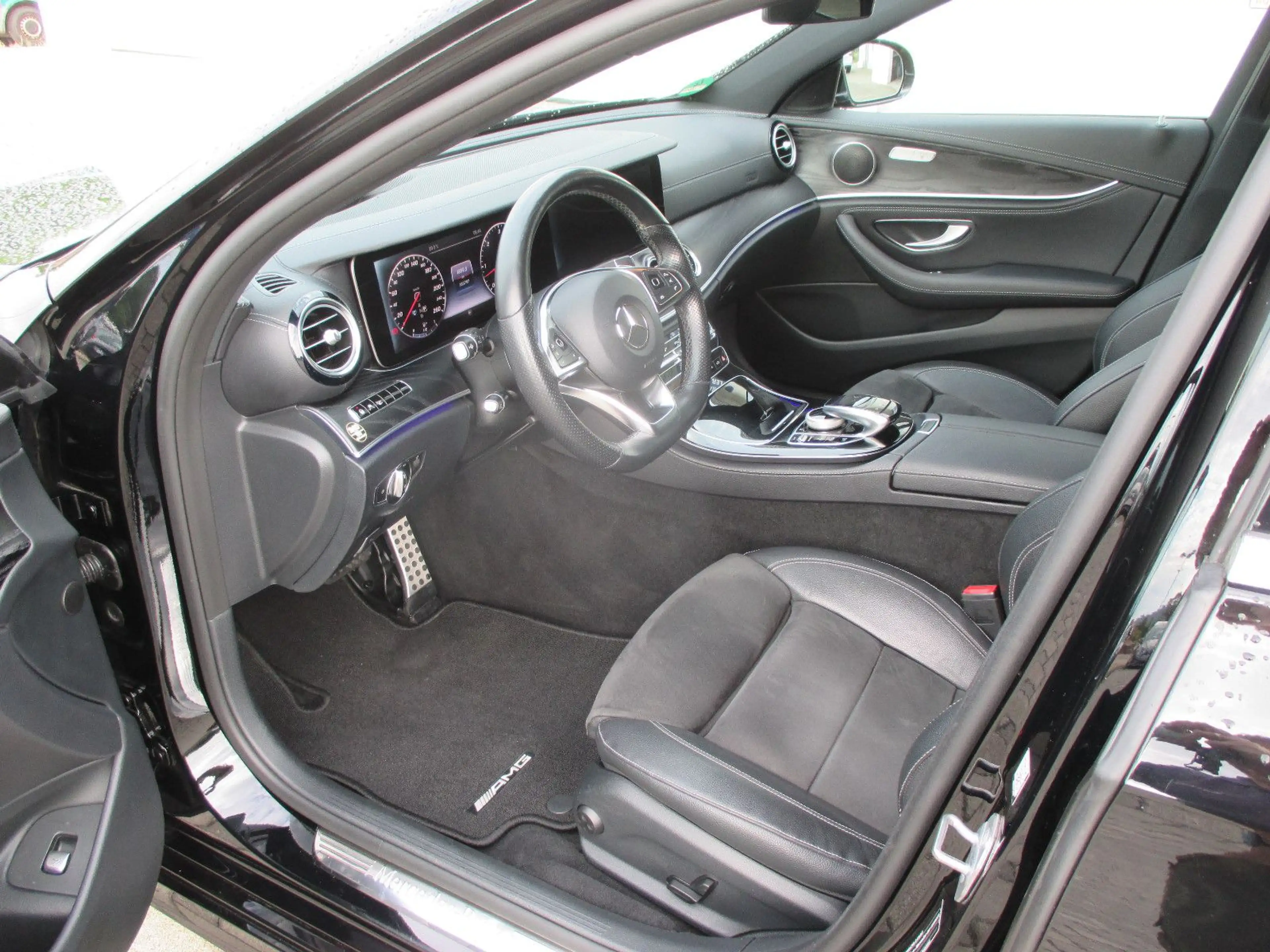 Mercedes-Benz E 350 d T Autom. AMG Line — photo 4