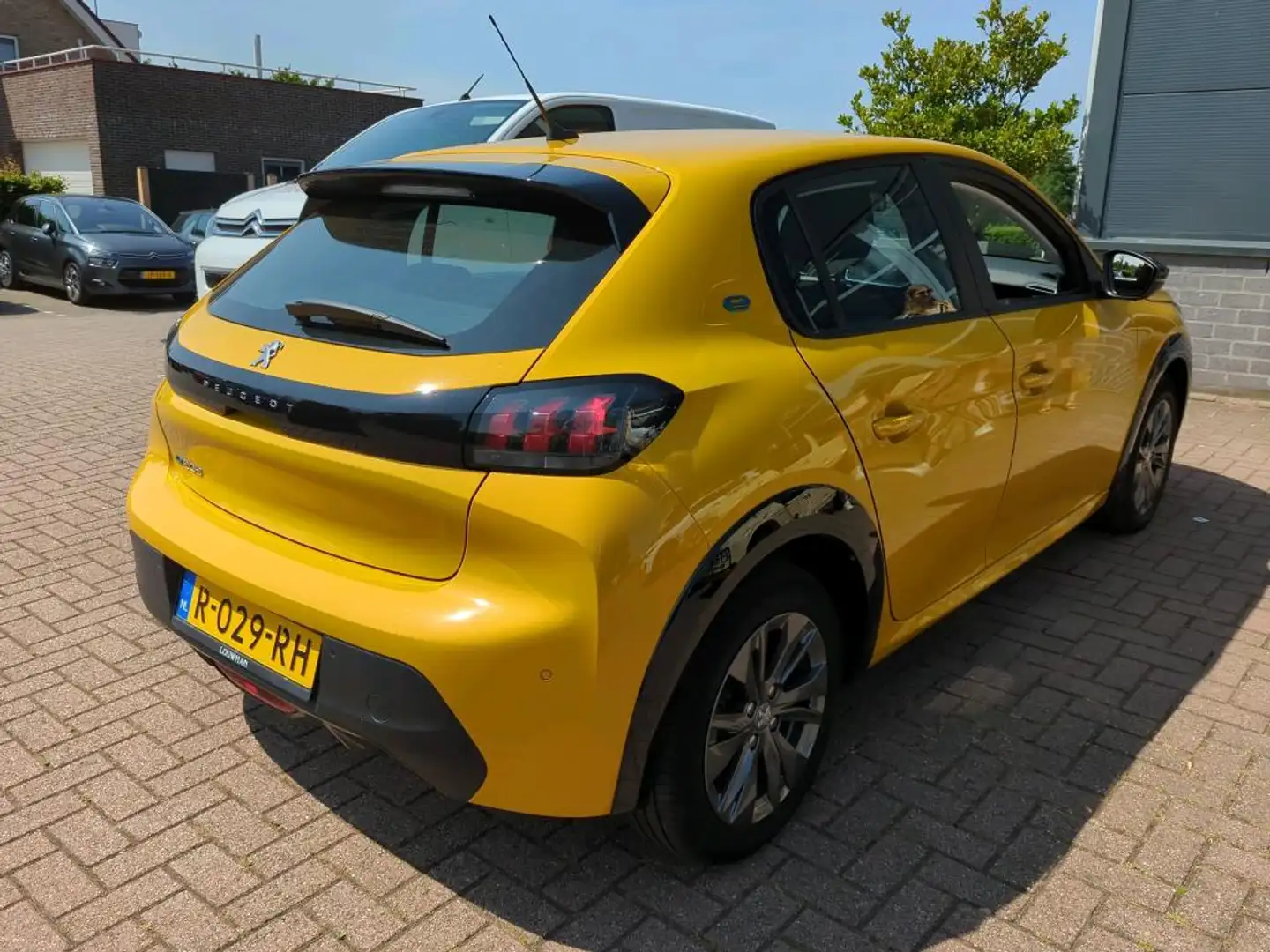 Peugeot e-208 EV Active Pack 50 kWh | Climate controle | Cruise Geel - 2