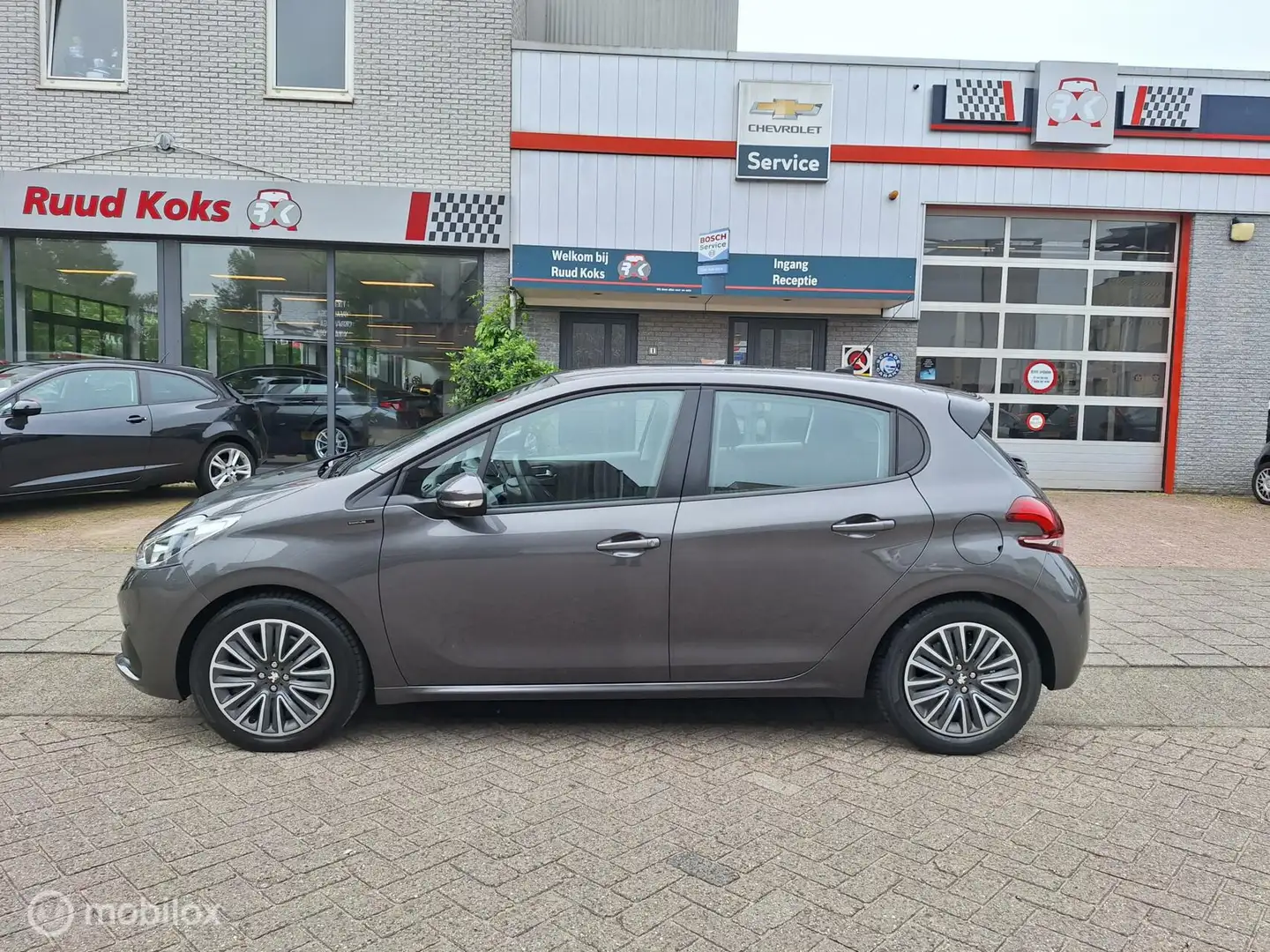 Peugeot 208 1.2 PURETECH SIGNATURE / Carplay / Cruise Control Grijs - 2