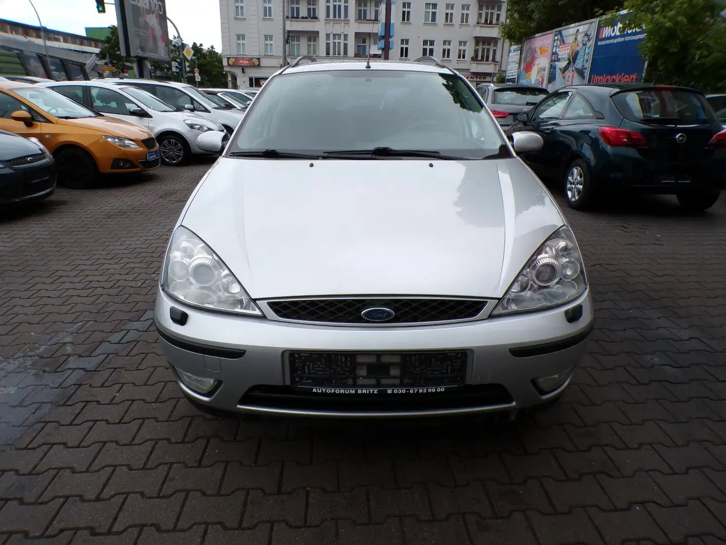 Ford Focus 1.6 Ghia Autom. Plateado - 2