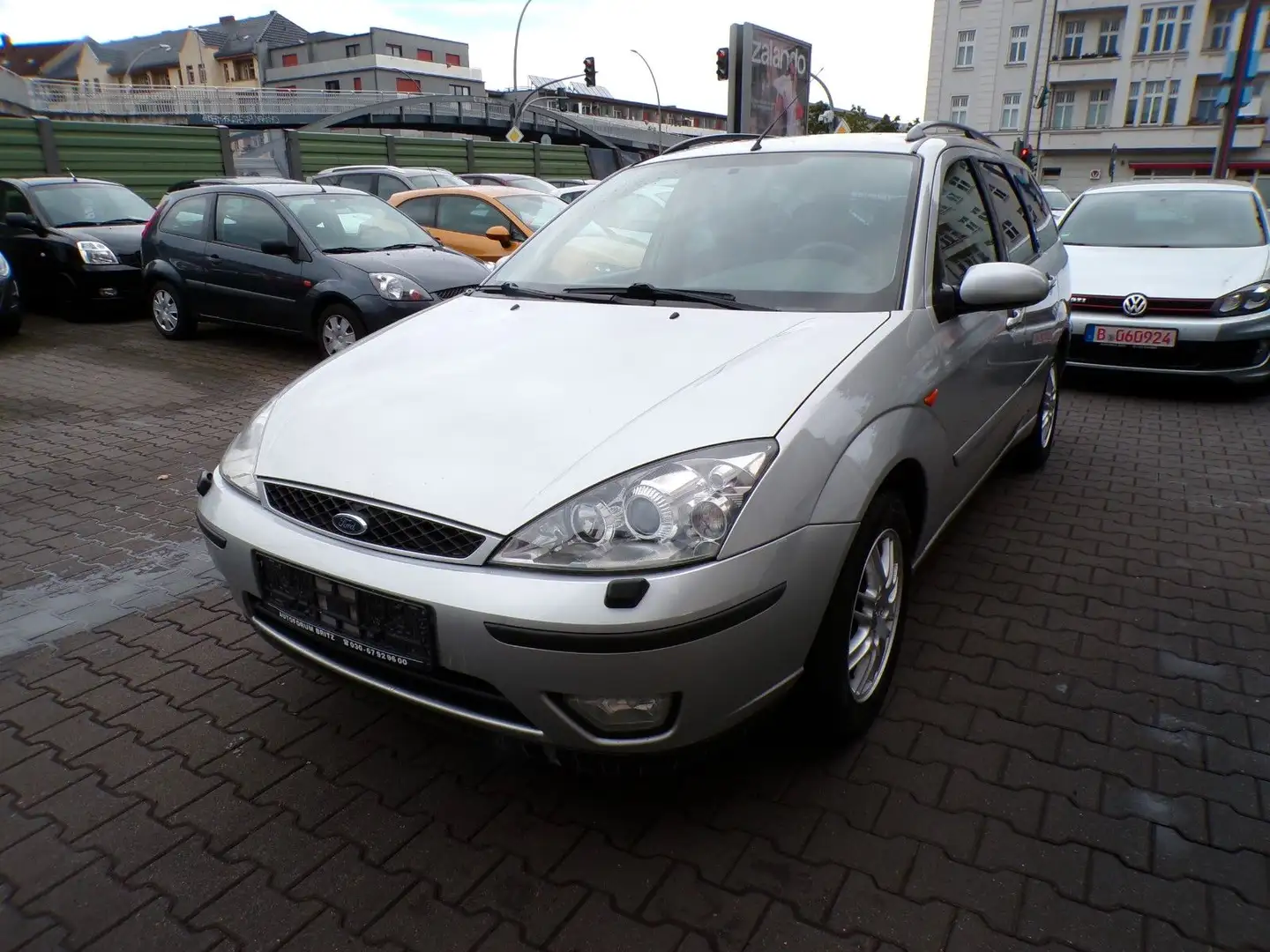 Ford Focus 1.6 Ghia Autom. Plateado - 1