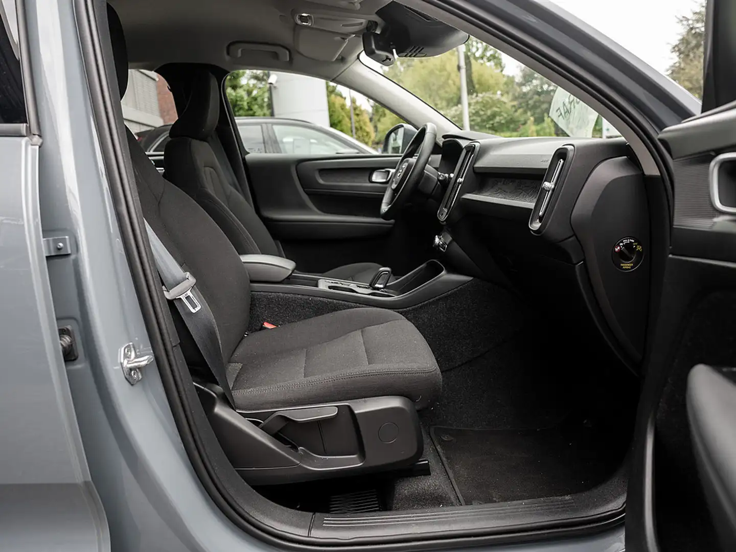 Volvo XC40 T3 Momentum Core Grau - 2