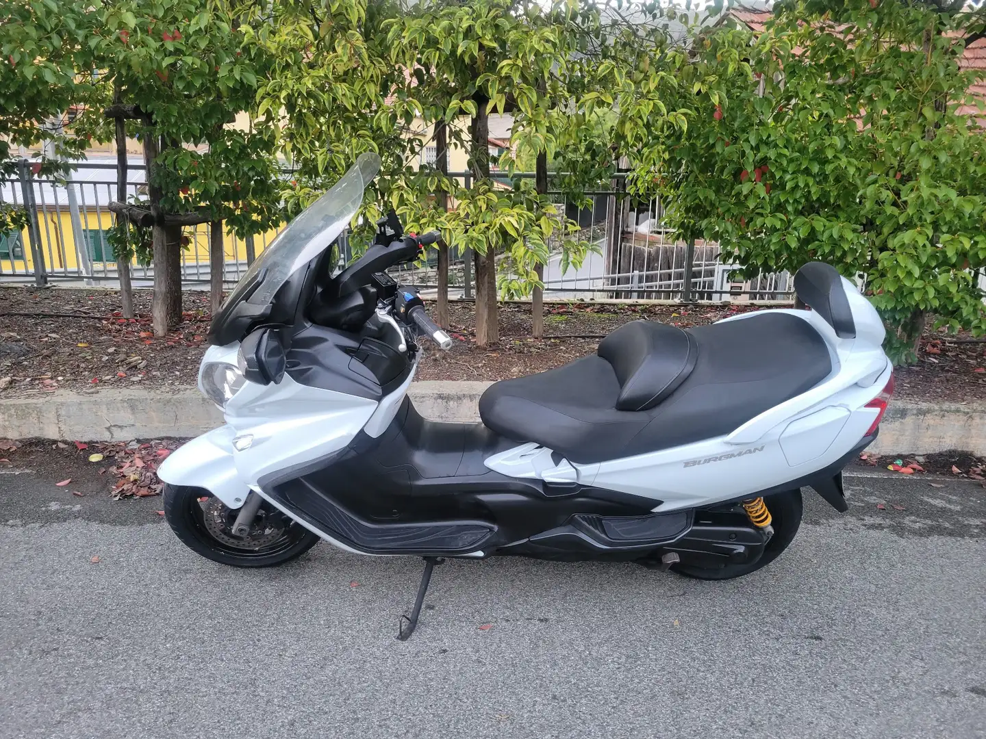 Suzuki Burgman 650 executive Blanc - 1