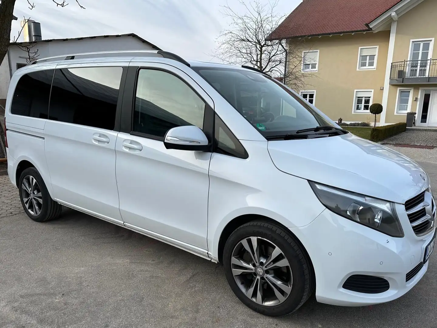Mercedes-Benz V 250 V 250 (BlueTEC) d kompakt 4Matic 7G-TRONIC Edition Bílá - 1