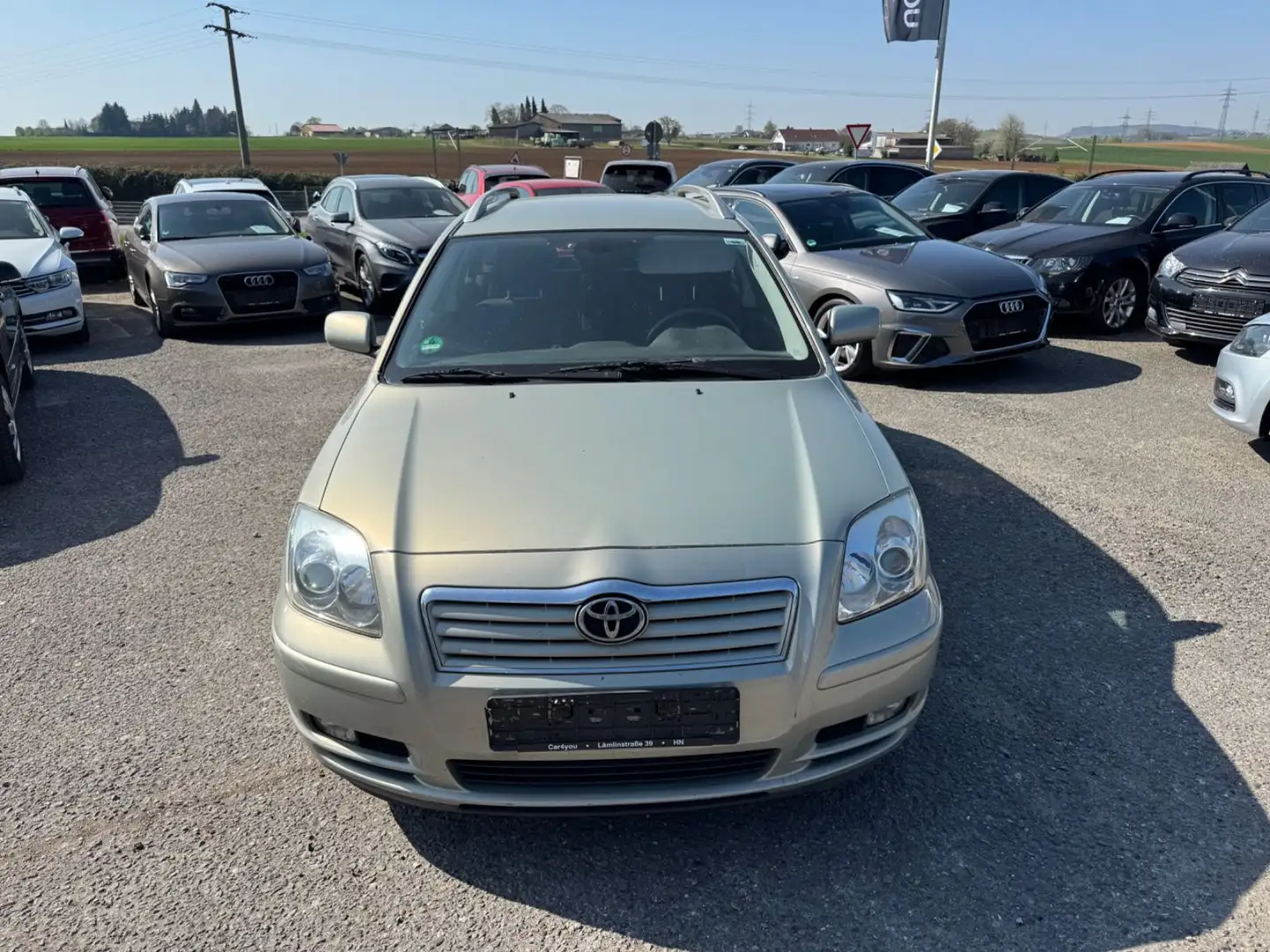 Toyota Avensis Kombi 1.8 Sol PDC Klimaautomatik 1.Hand Plateado - 2