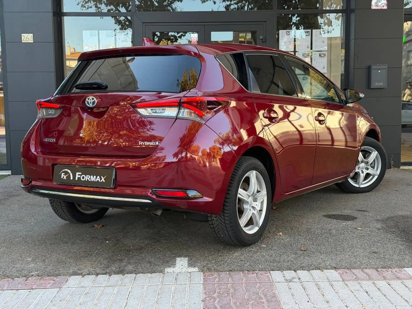 Toyota Auris hybrid 140H Active Rojo - 2