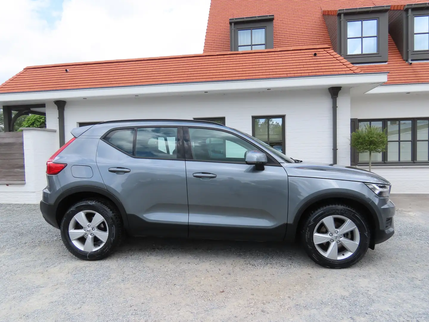 Volvo XC40 1.5 T3 Momentum Gris - 2